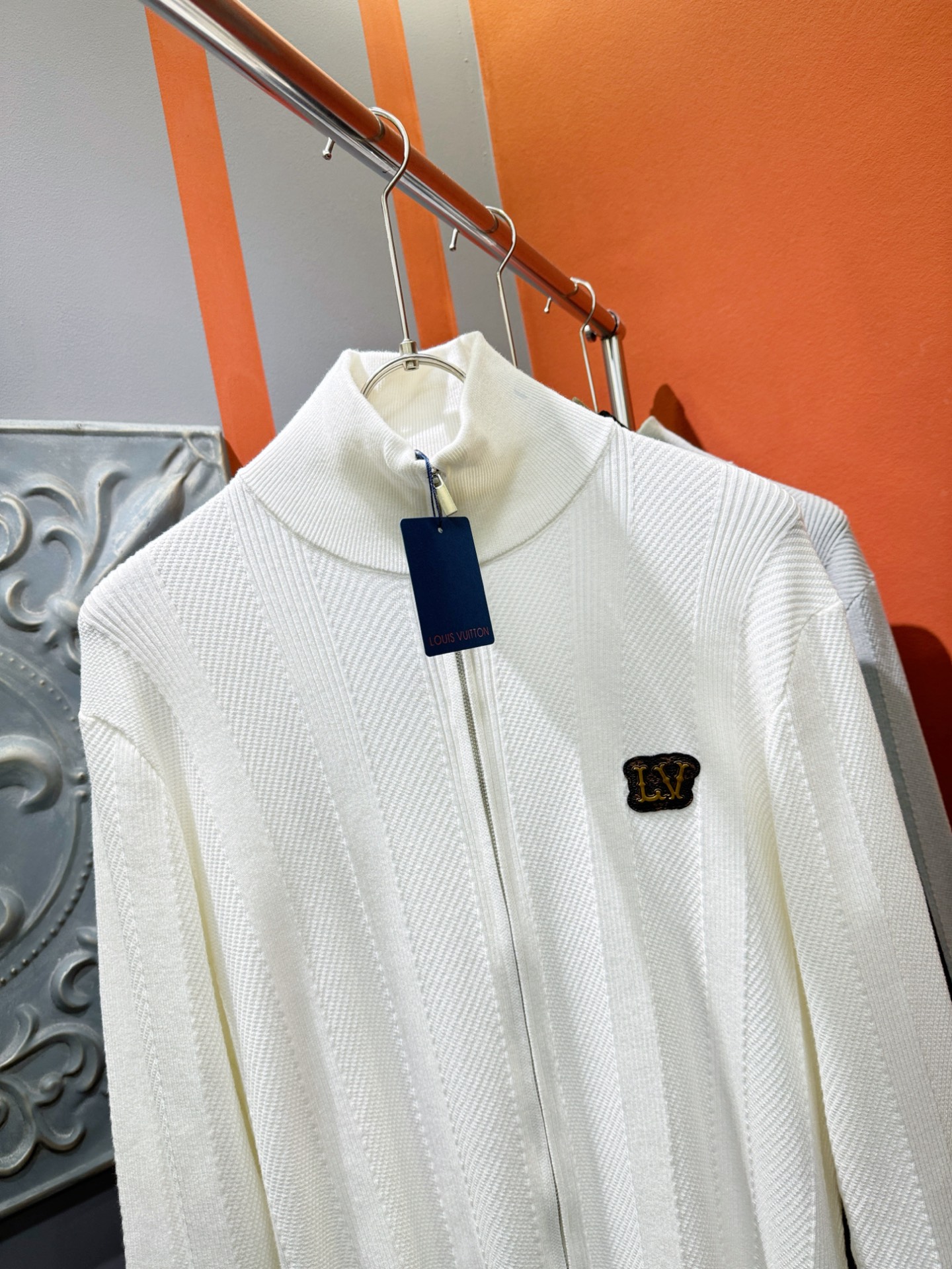 LV路易威登 新款拉链毛衣开衫，手感柔软。 logo图案设计，贸易公司渠道稀出，同步官网发售！秋冬系列经