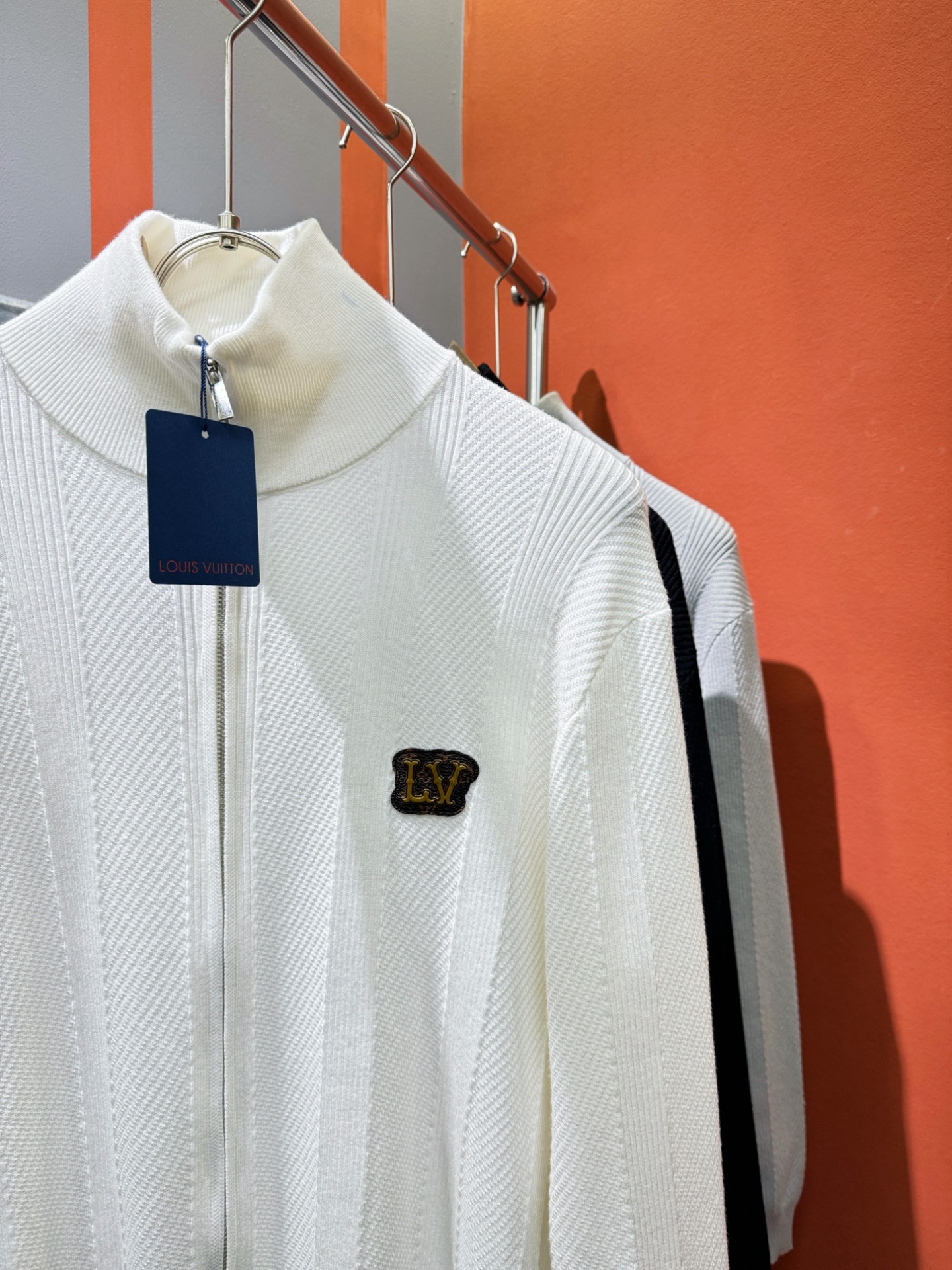 LV路易威登 新款拉链毛衣开衫，手感柔软。 logo图案设计，贸易公司渠道稀出，同步官网发售！秋冬系列经