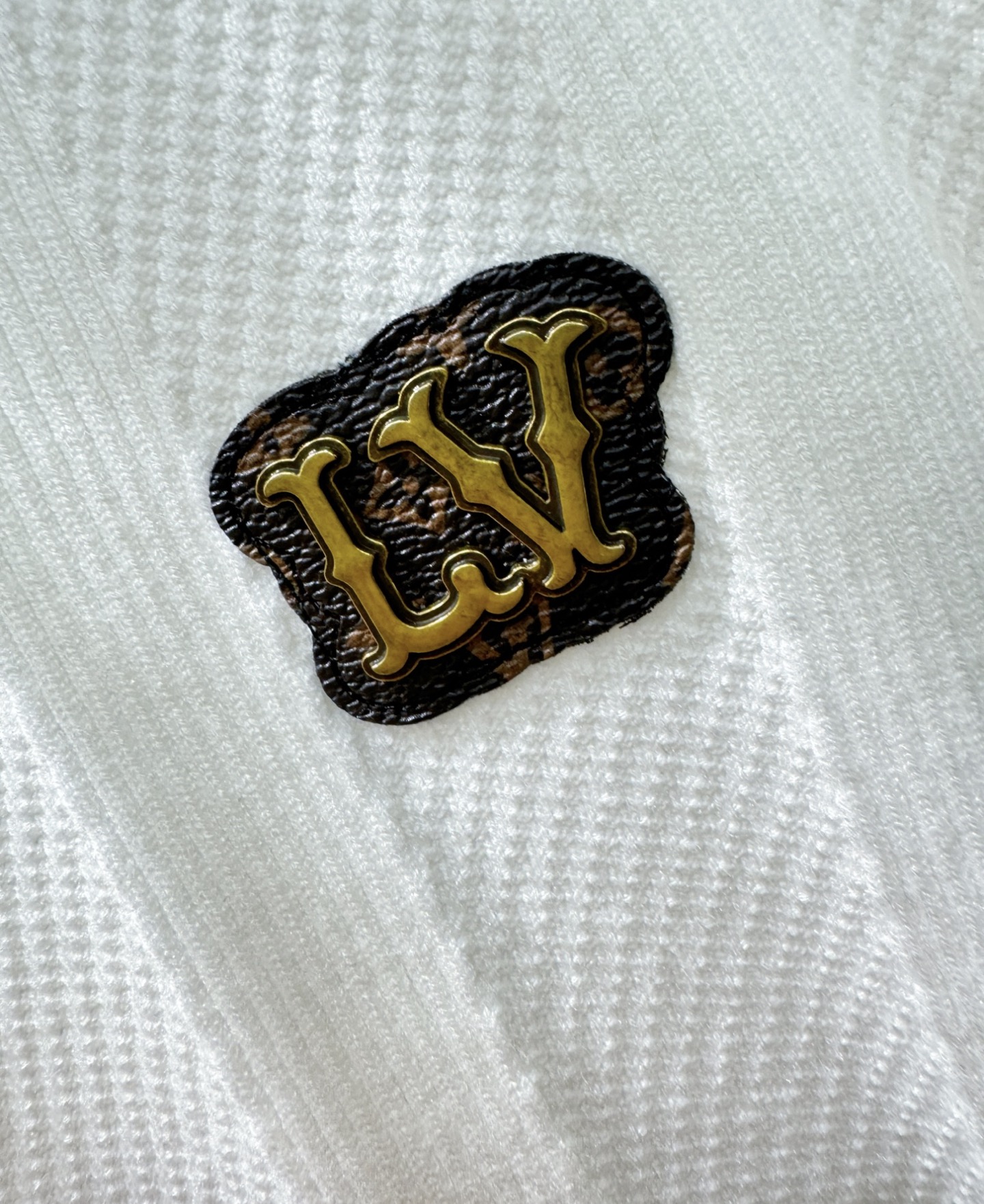 LV路易威登 新款拉链毛衣开衫，手感柔软。 logo图案设计，贸易公司渠道稀出，同步官网发售！秋冬系列经