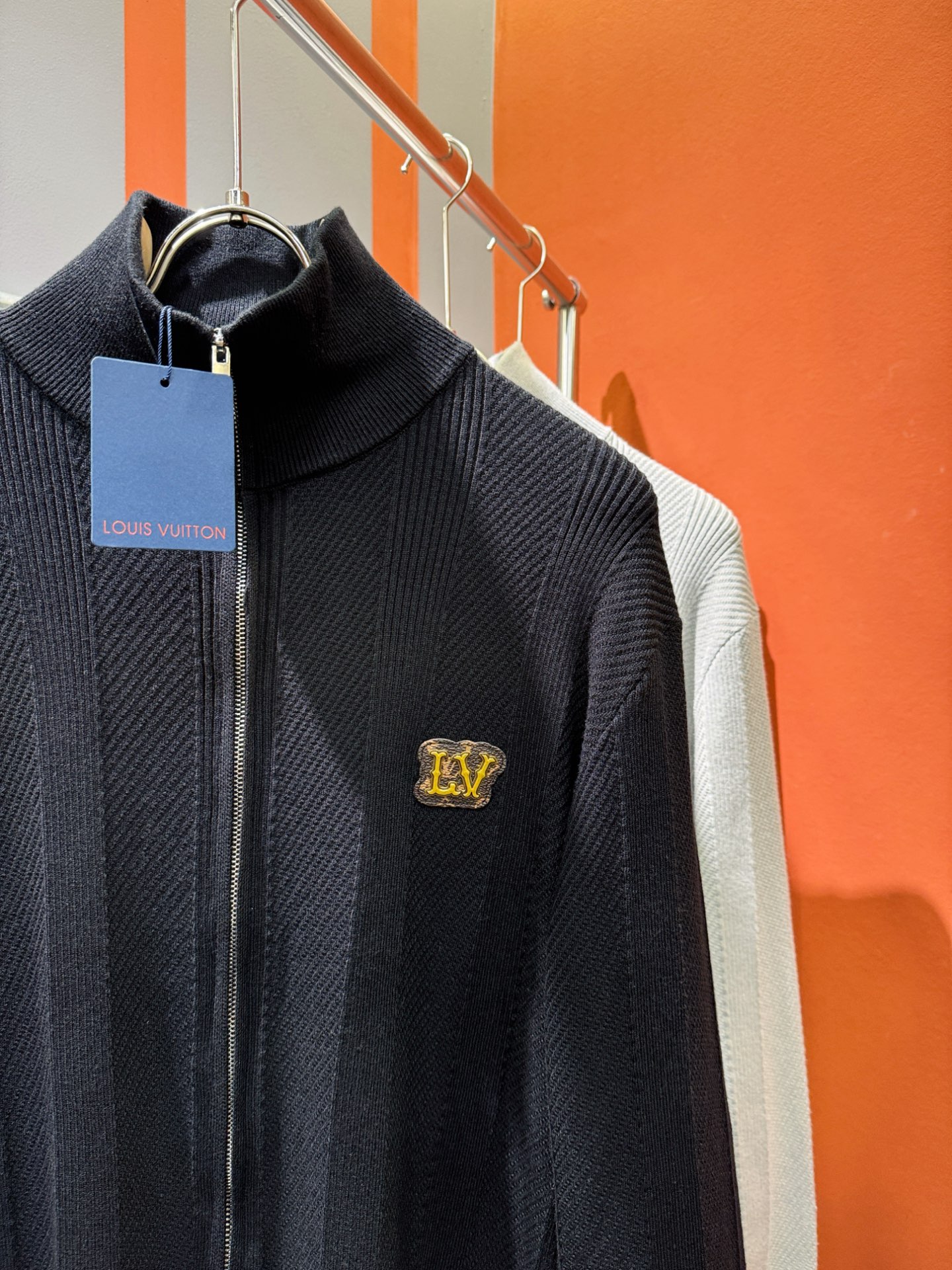 LV路易威登 新款拉链毛衣开衫，手感柔软。 logo图案设计，贸易公司渠道稀出，同步官网发售！秋冬系列经