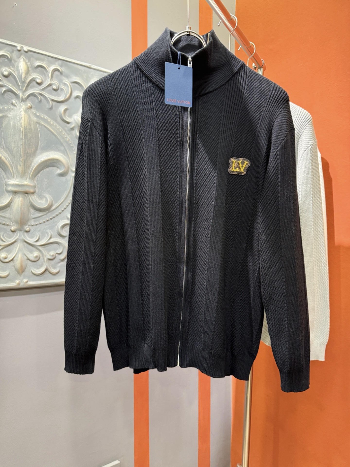 LV路易威登 新款拉链毛衣开衫，手感柔软。 logo图案设计，贸易公司渠道稀出，同步官网发售！秋冬系列经