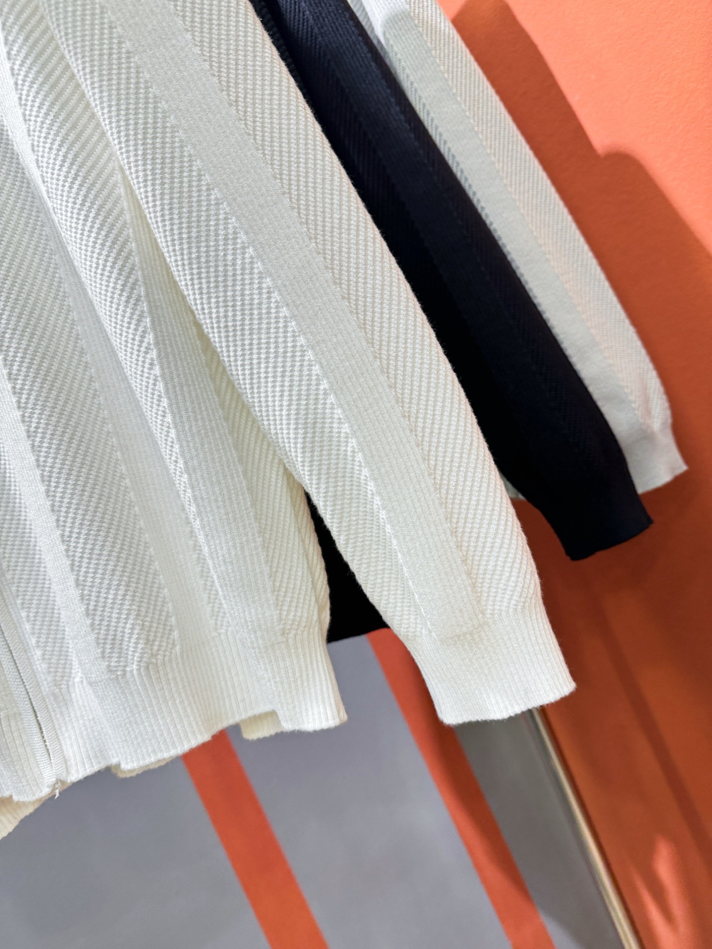 LV路易威登 新款拉链毛衣开衫，手感柔软。 logo图案设计，贸易公司渠道稀出，同步官网发售！秋冬系列经