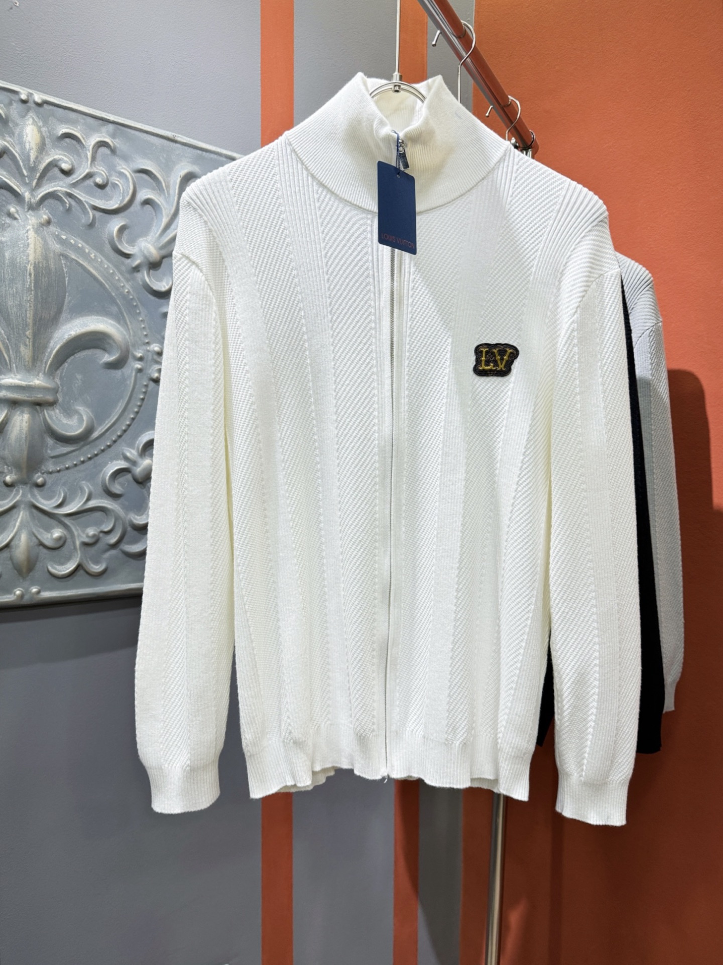 LV路易威登 新款拉链毛衣开衫，手感柔软。 logo图案设计，贸易公司渠道稀出，同步官网发售！秋冬系列经