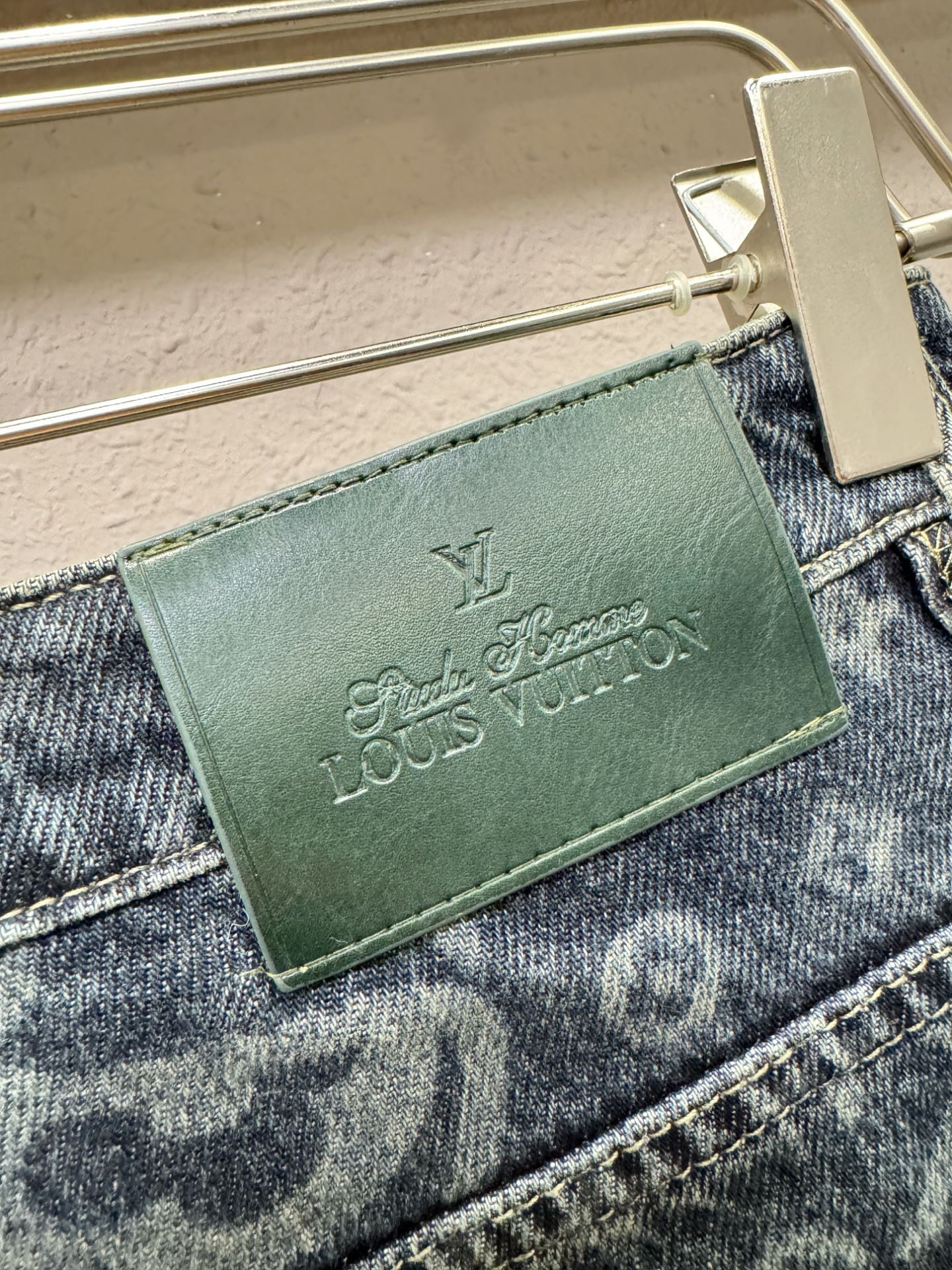 LV路易威登 2025专柜新品，原版牛仔裤 原版重工打造，品牌经典LOGO设计，三标齐全！原版五金辅料。