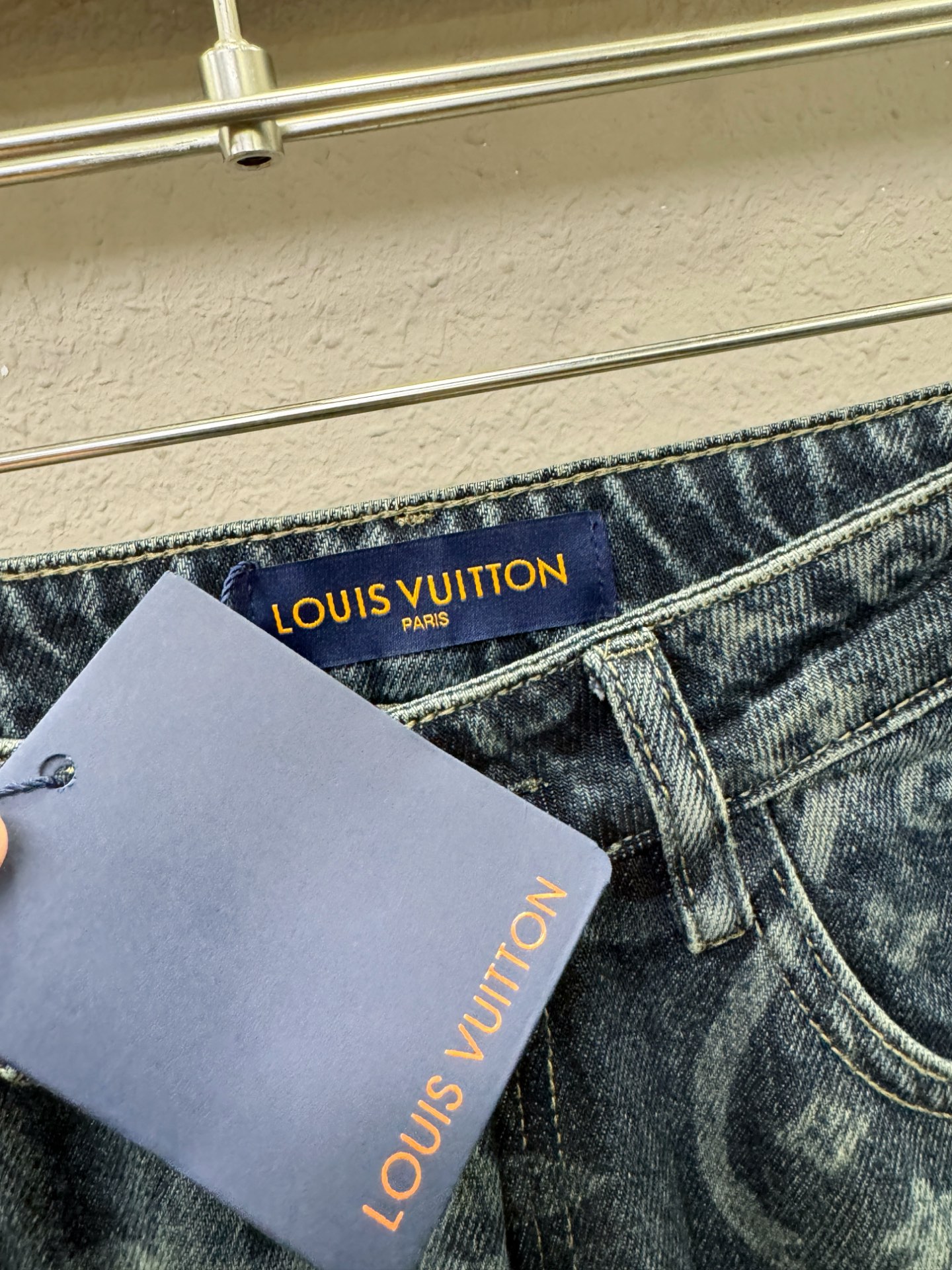 LV路易威登 2025专柜新品，原版牛仔裤 原版重工打造，品牌经典LOGO设计，三标齐全！原版五金辅料。