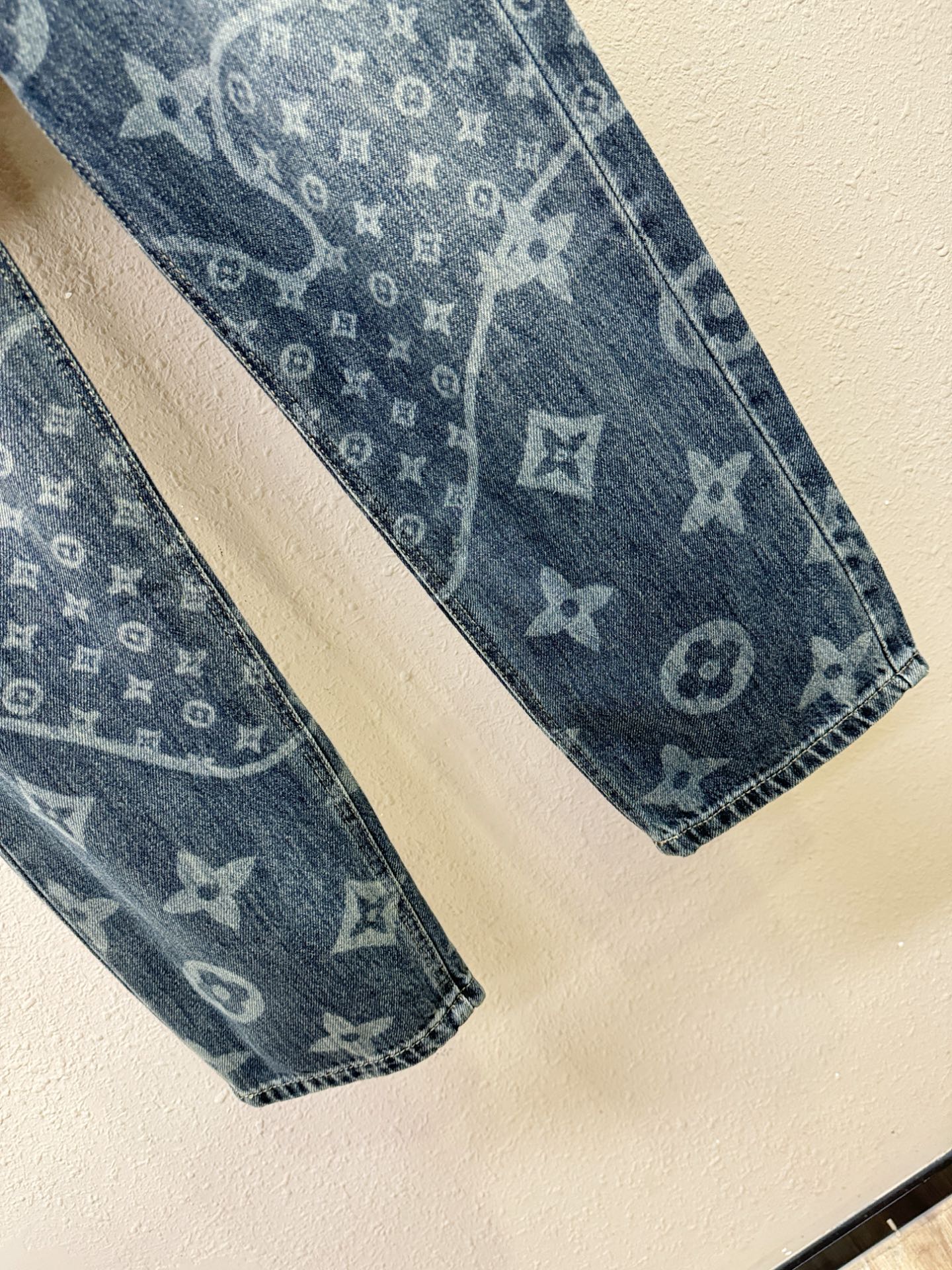 LV路易威登 2025专柜新品，原版牛仔裤 原版重工打造，品牌经典LOGO设计，三标齐全！原版五金辅料。