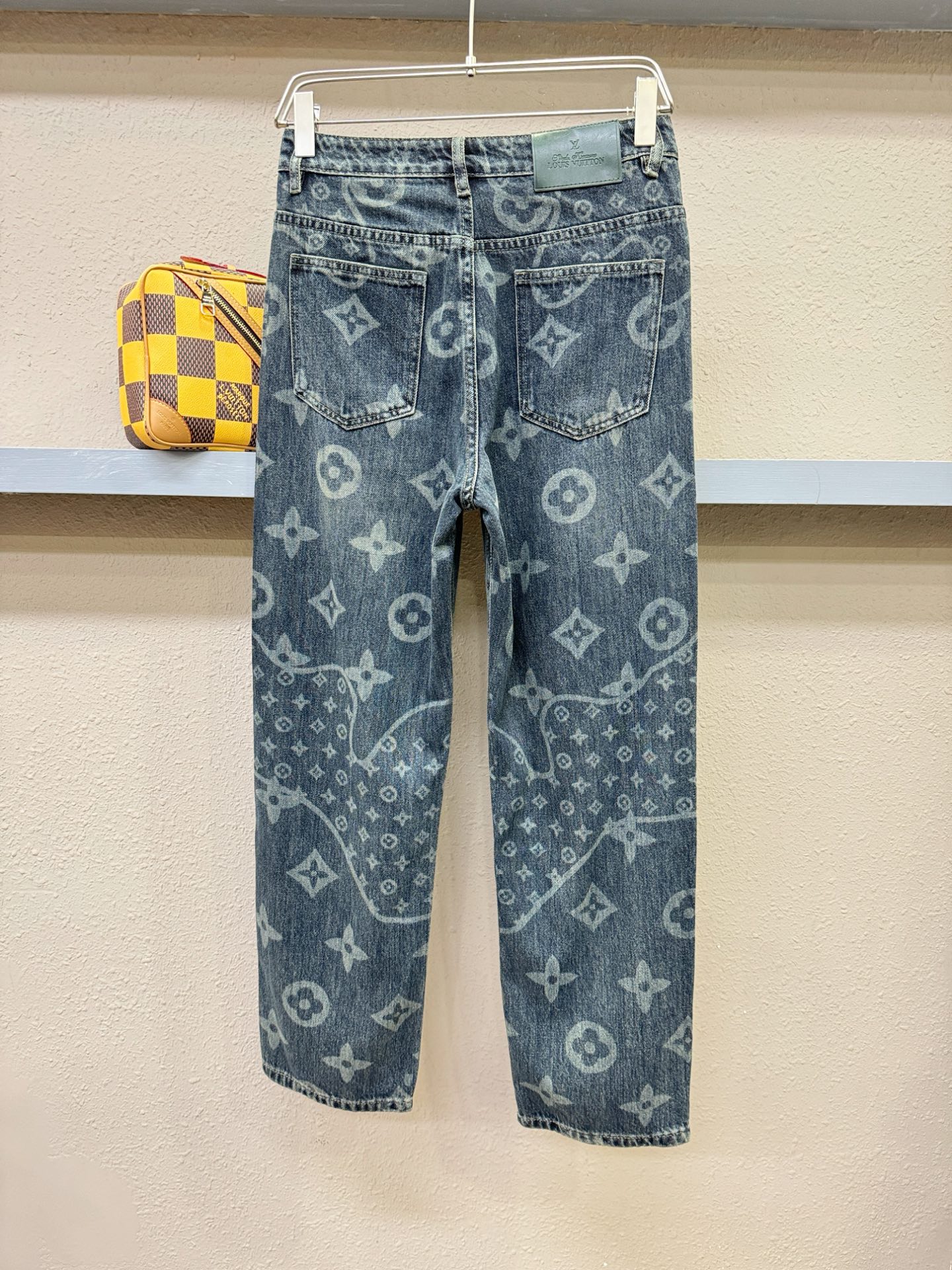 LV路易威登 2025专柜新品，原版牛仔裤 原版重工打造，品牌经典LOGO设计，三标齐全！原版五金辅料。