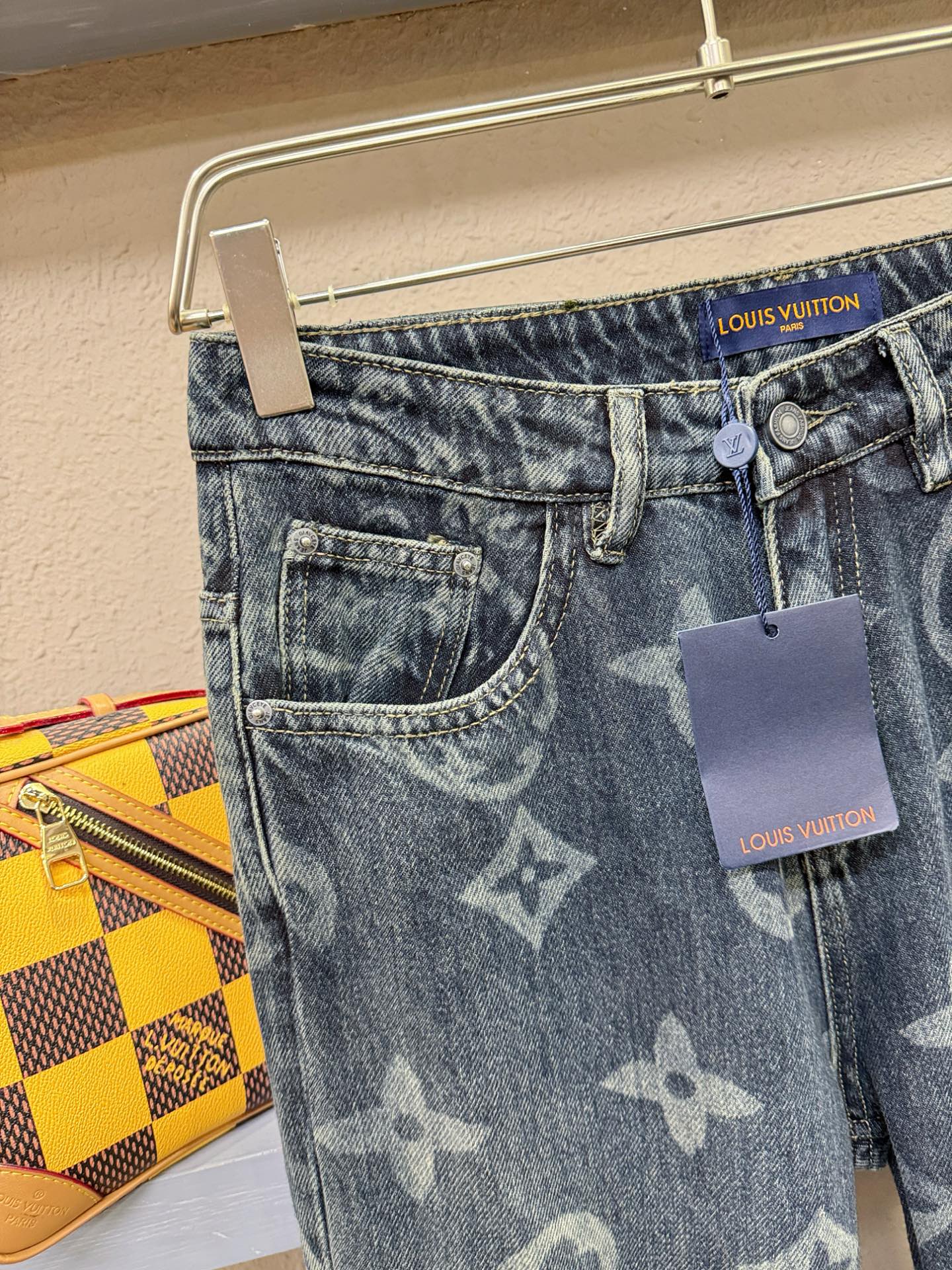LV路易威登 2025专柜新品，原版牛仔裤 原版重工打造，品牌经典LOGO设计，三标齐全！原版五金辅料。