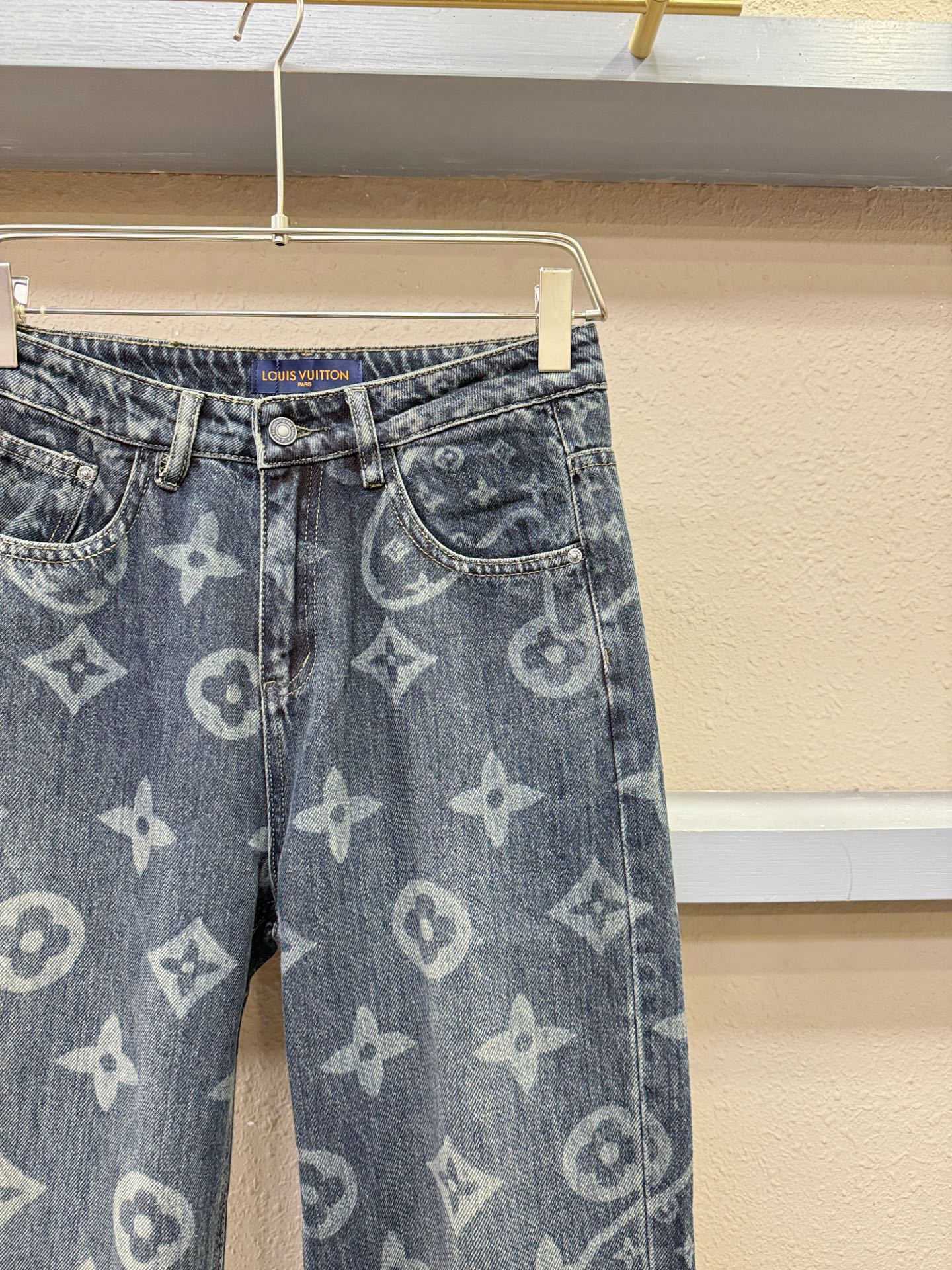 LV路易威登 2025专柜新品，原版牛仔裤 原版重工打造，品牌经典LOGO设计，三标齐全！原版五金辅料。
