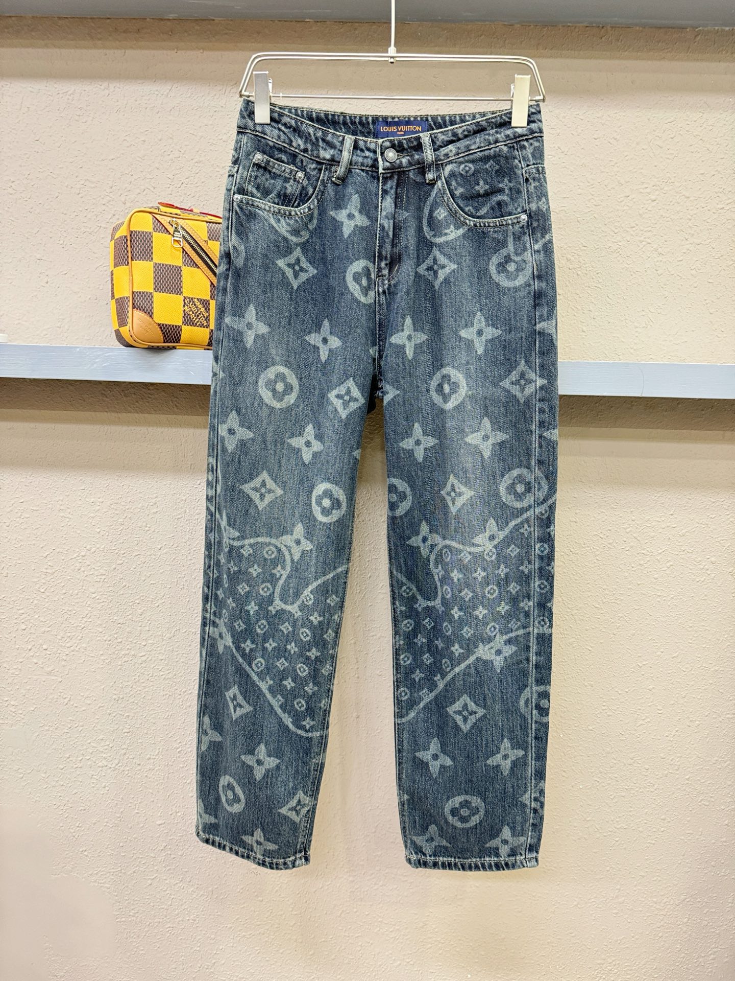 LV路易威登 2025专柜新品，原版牛仔裤 原版重工打造，品牌经典LOGO设计，三标齐全！原版五金辅料。