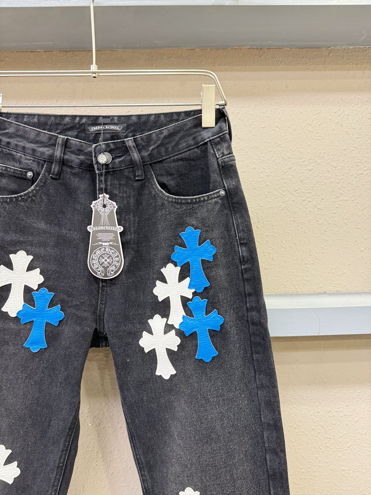 CHROME HEARTS 克罗心 2025专柜新品，原版牛仔裤 原版重工打造，品牌经典LOGO设计，三