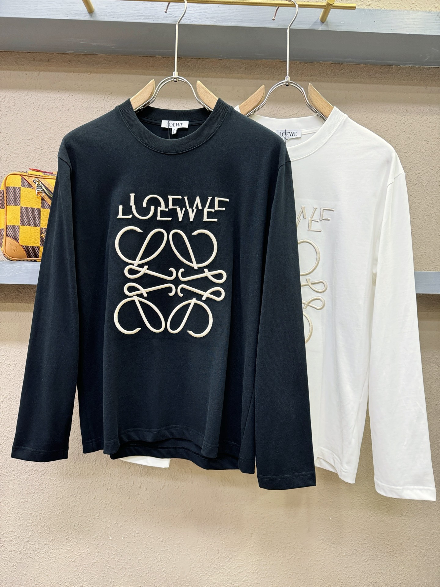 LOEWE罗意威 2025ss秋冬新品 长袖T恤，经典Logo设计，百搭款 官网同步发售 定制面料，柔软