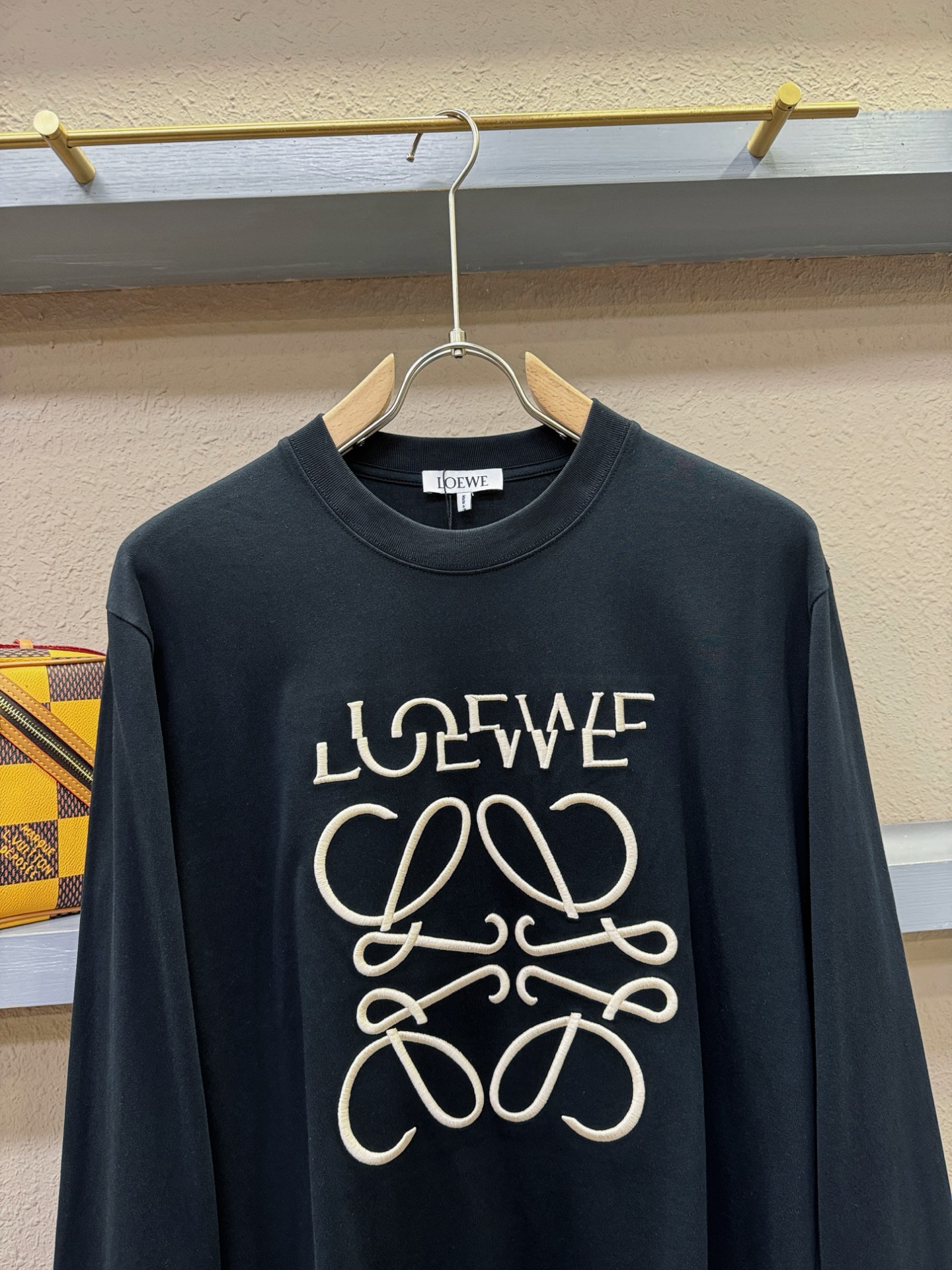 LOEWE罗意威 2025ss秋冬新品 长袖T恤，经典Logo设计，百搭款 官网同步发售 定制面料，柔软