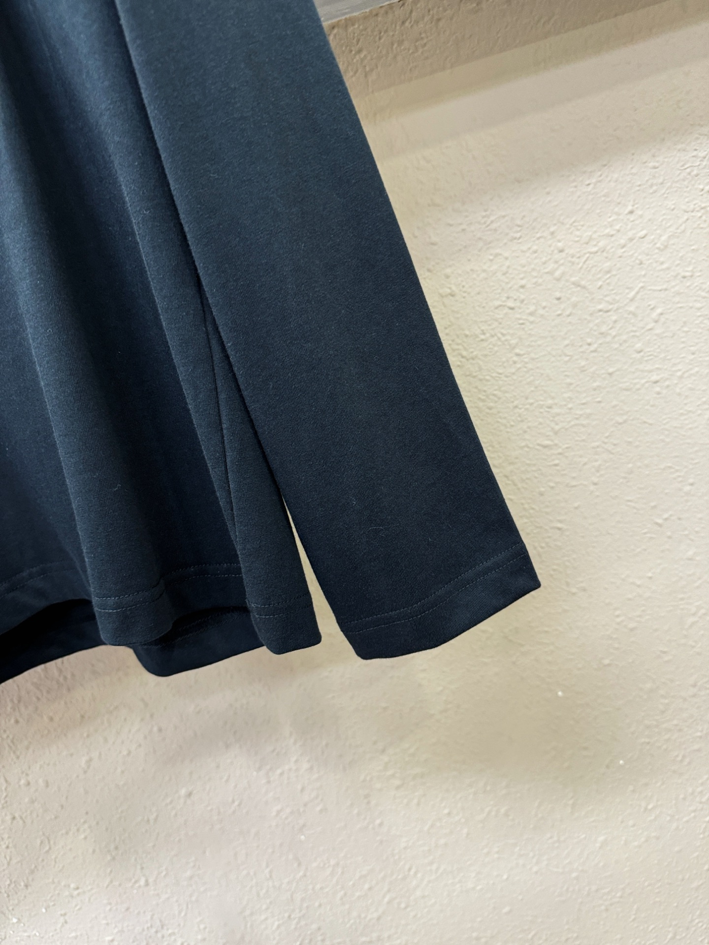 LOEWE罗意威 2025ss秋冬新品 长袖T恤，经典Logo设计，百搭款 官网同步发售 定制面料，柔软