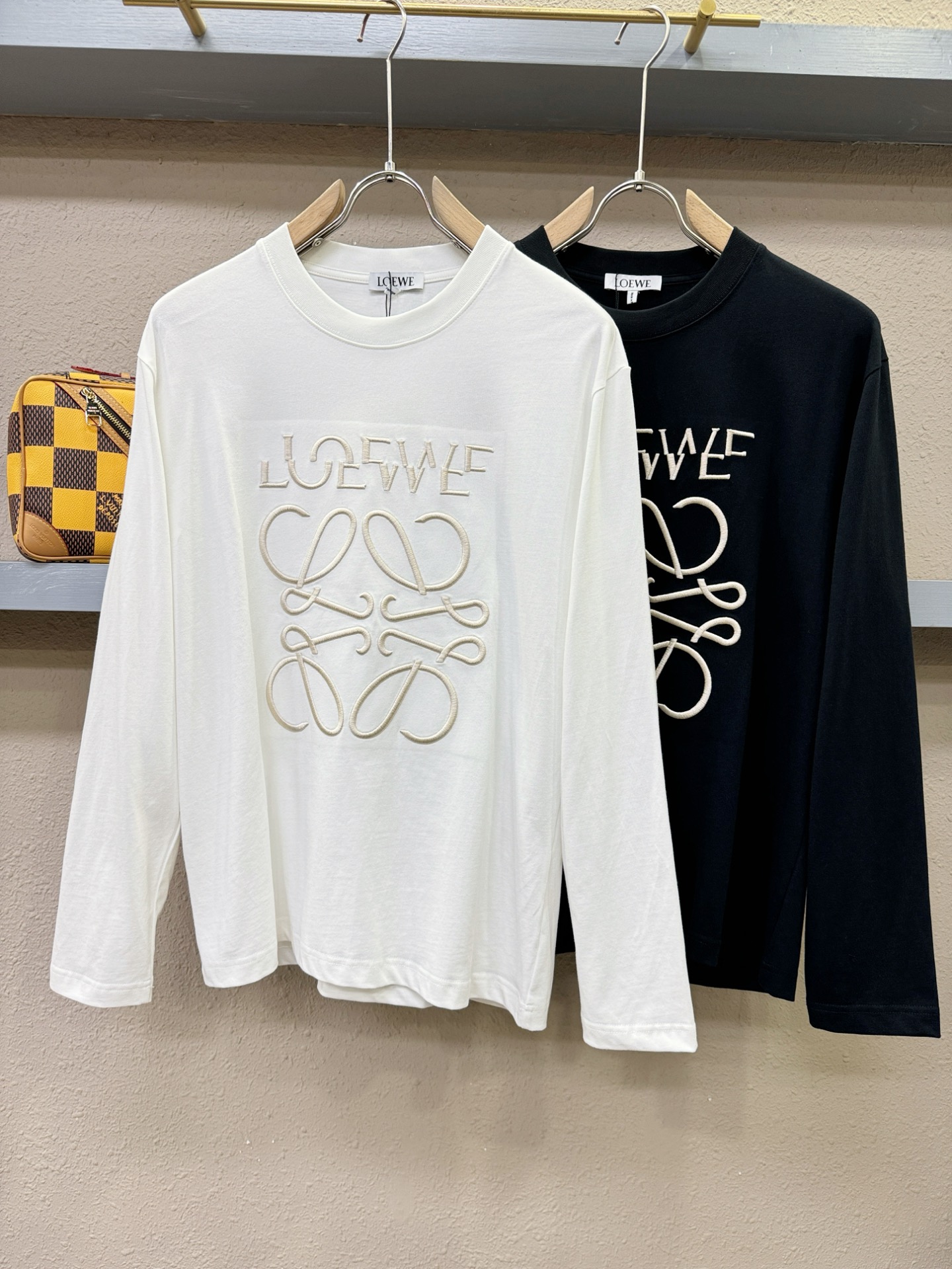 LOEWE罗意威 2025ss秋冬新品 长袖T恤，经典Logo设计，百搭款 官网同步发售 定制面料，柔软