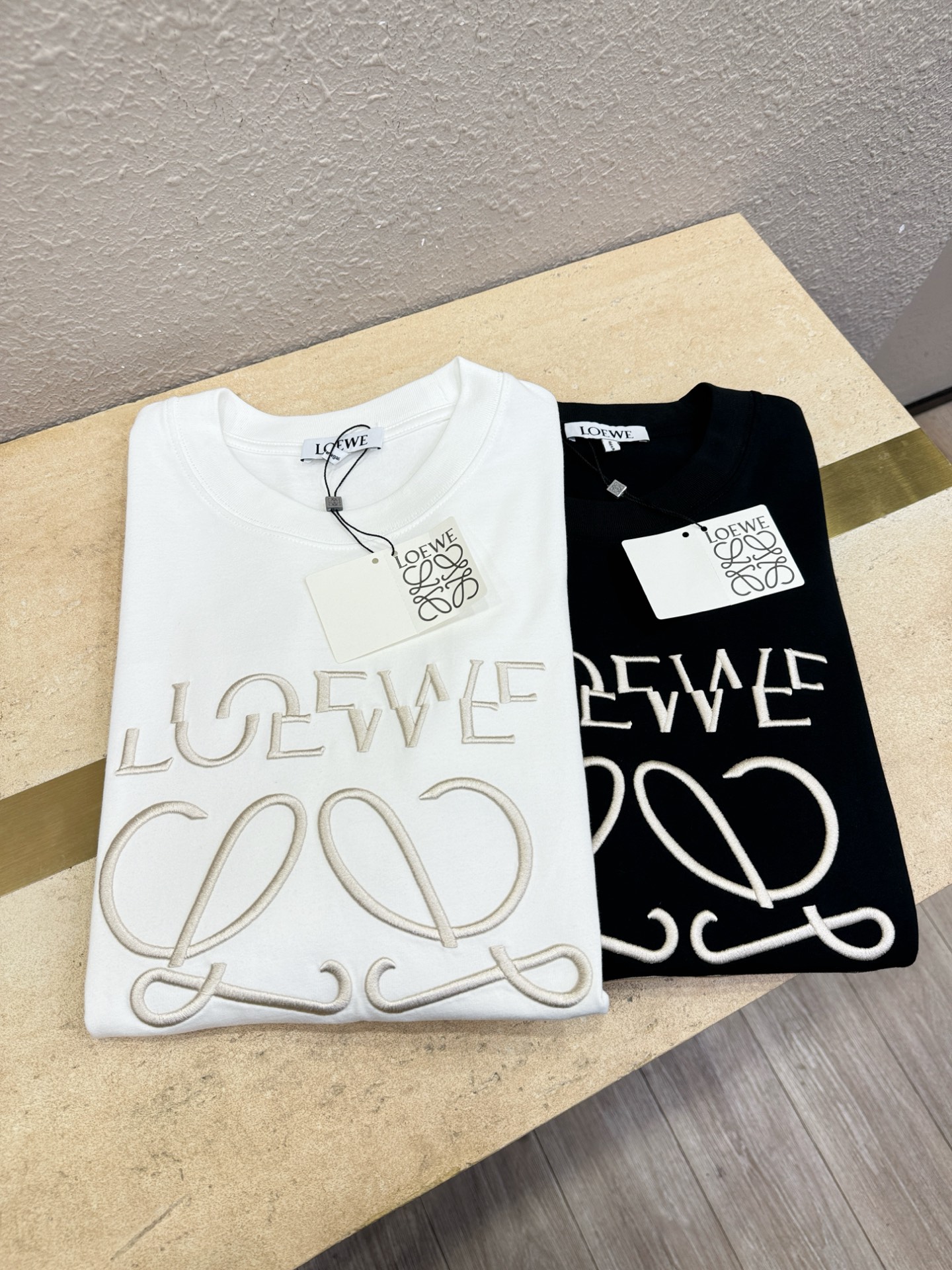 LOEWE罗意威 2025ss秋冬新品 长袖T恤，经典Logo设计，百搭款 官网同步发售 定制面料，柔软