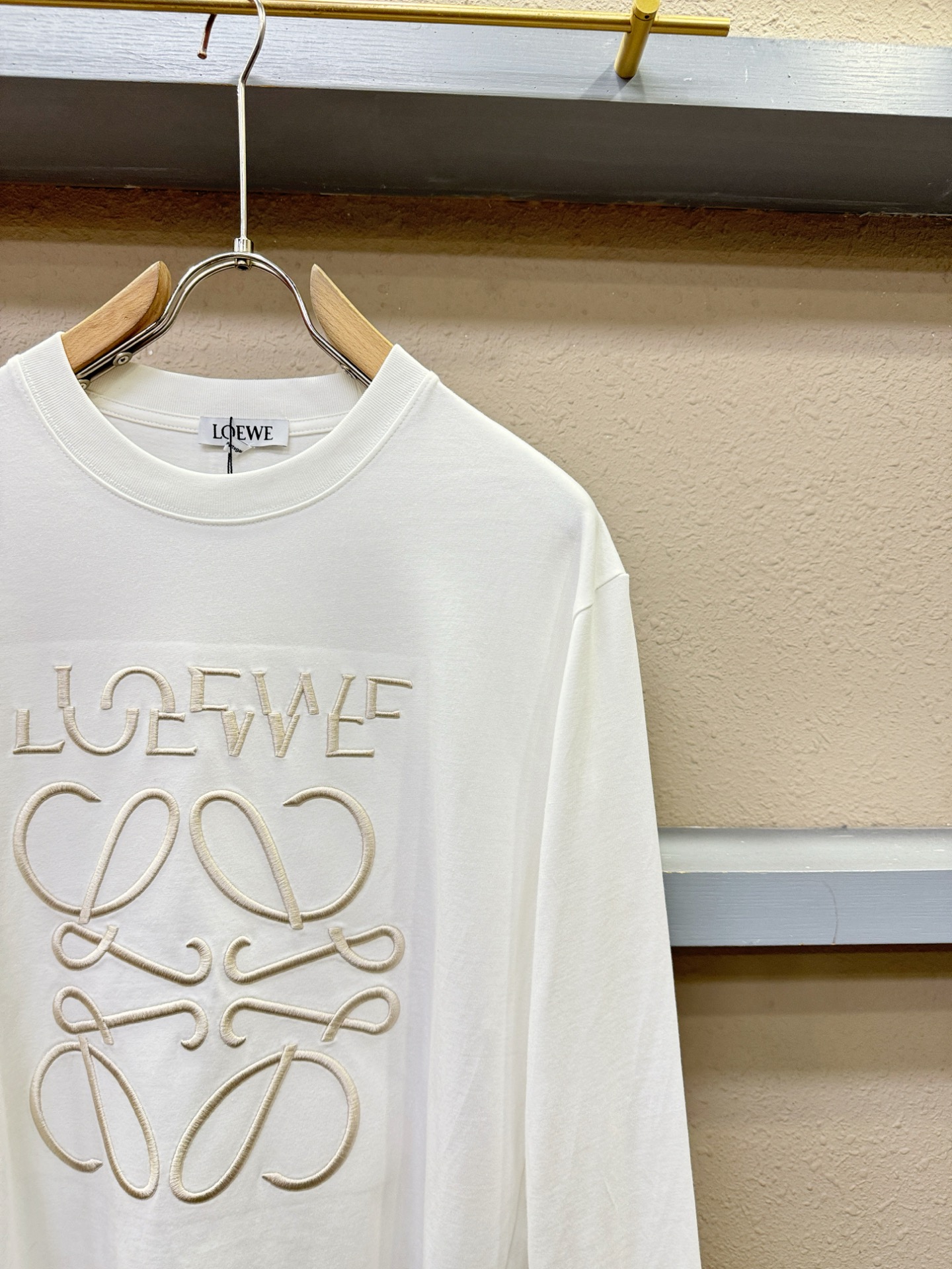 LOEWE罗意威 2025ss秋冬新品 长袖T恤，经典Logo设计，百搭款 官网同步发售 定制面料，柔软