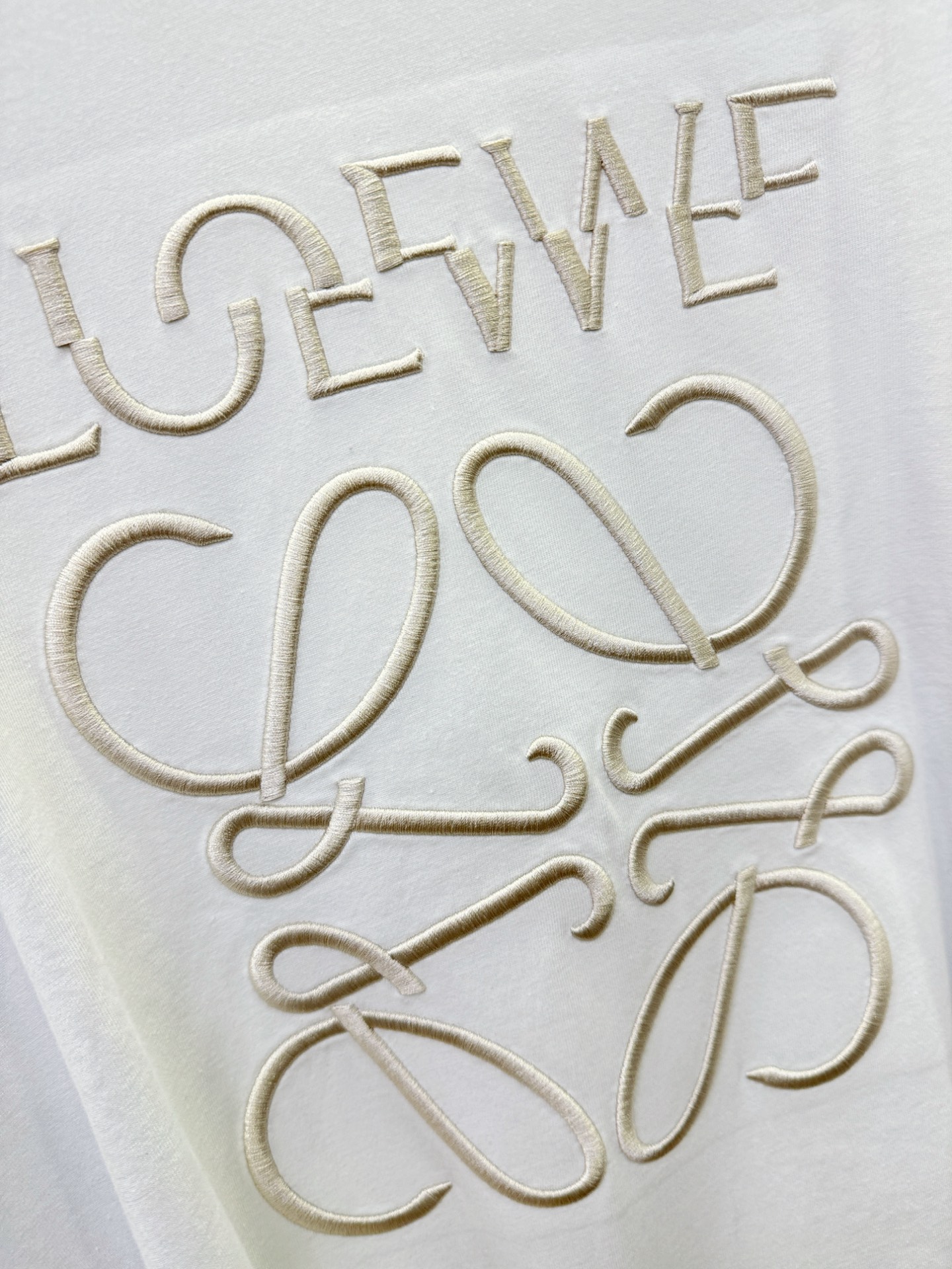 LOEWE罗意威 2025ss秋冬新品 长袖T恤，经典Logo设计，百搭款 官网同步发售 定制面料，柔软