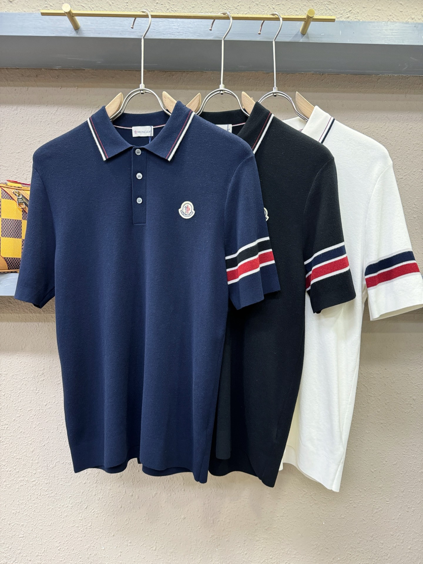 Moncler蒙口 顶级品质 2025秋冬新品短袖羊毛衫！短袖羊毛衫，桑蚕丝+绵羊毛面料，手感柔软。顶级