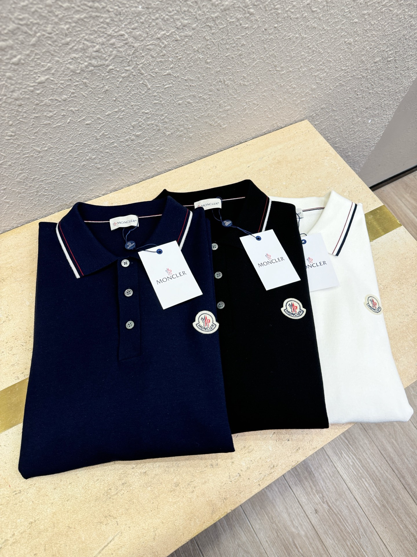 Moncler蒙口 顶级品质 2025秋冬新品短袖羊毛衫！短袖羊毛衫，桑蚕丝+绵羊毛面料，手感柔软。顶级