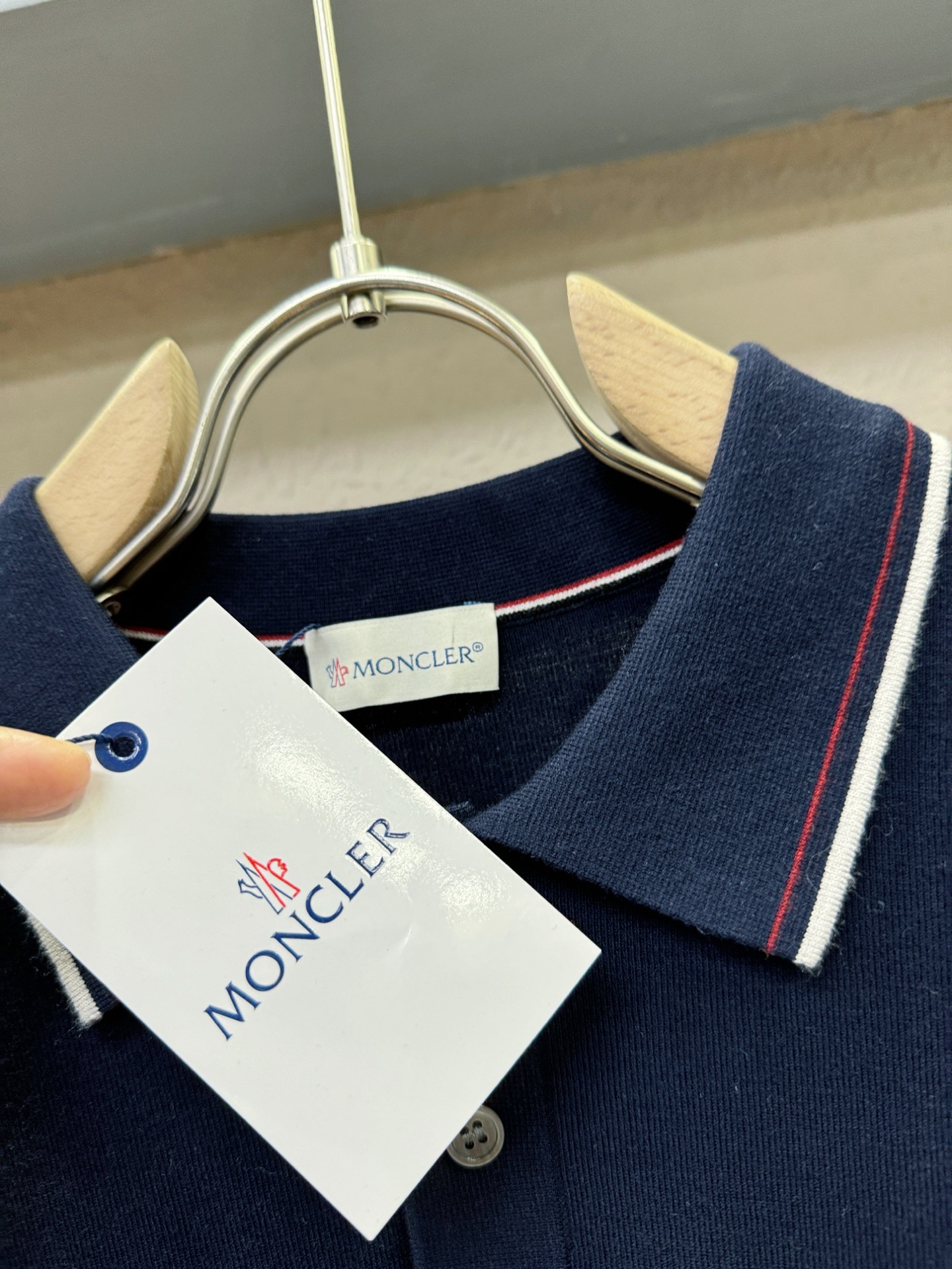 Moncler蒙口 顶级品质 2025秋冬新品短袖羊毛衫！短袖羊毛衫，桑蚕丝+绵羊毛面料，手感柔软。顶级