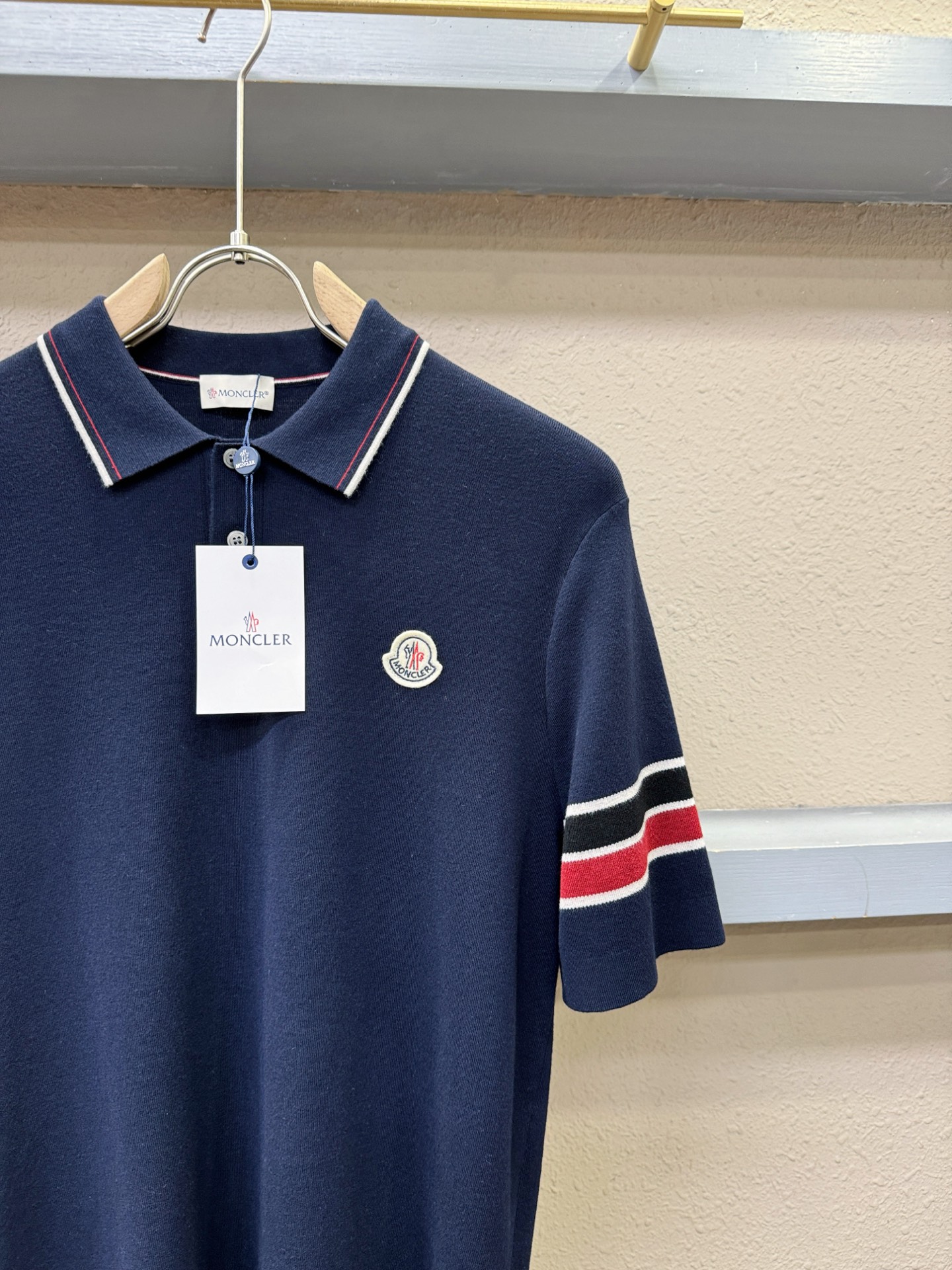 Moncler蒙口 顶级品质 2025秋冬新品短袖羊毛衫！短袖羊毛衫，桑蚕丝+绵羊毛面料，手感柔软。顶级