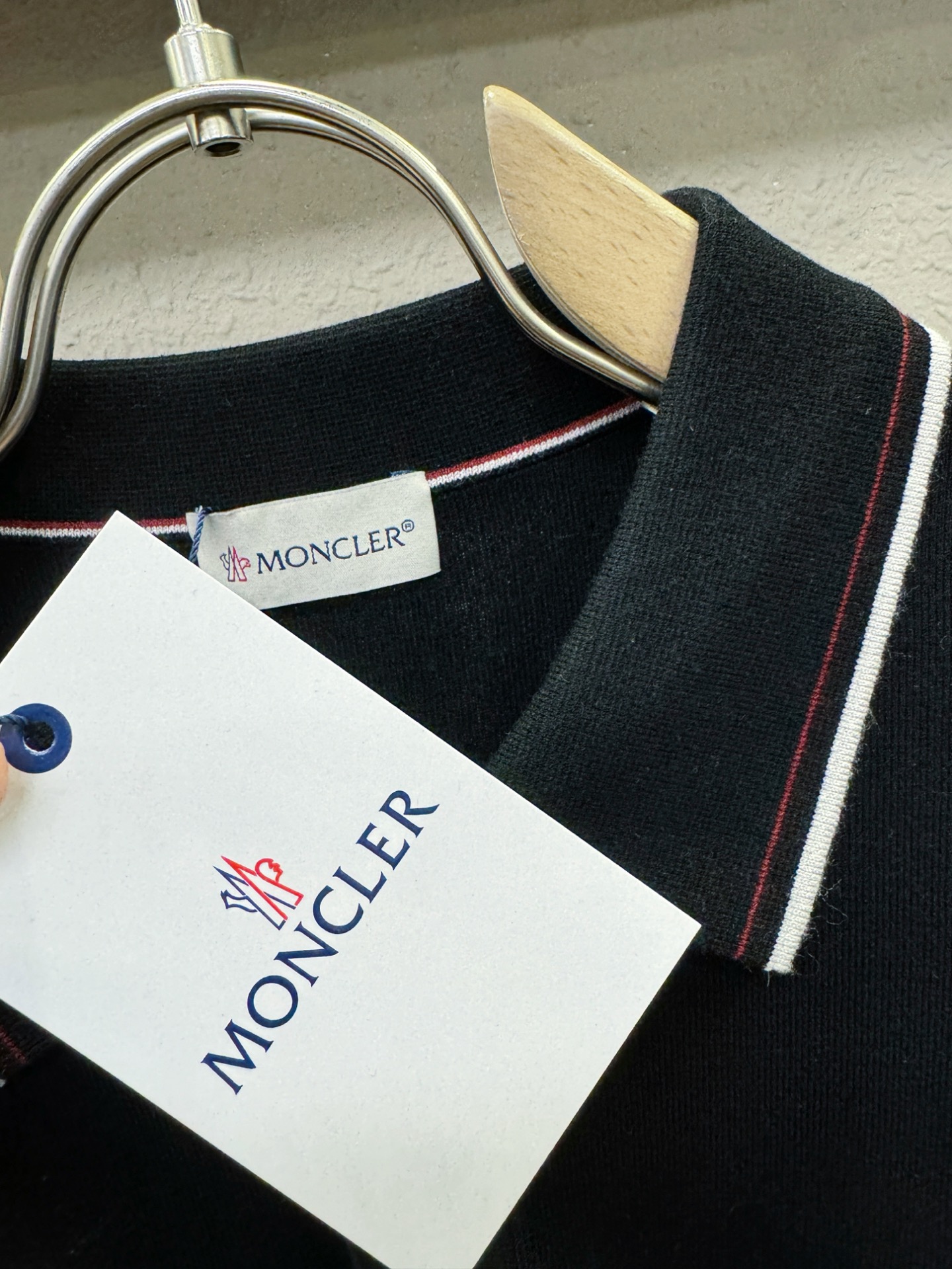 Moncler蒙口 顶级品质 2025秋冬新品短袖羊毛衫！打底短袖羊毛衫，桑蚕丝+绵羊毛面料，手感柔软。