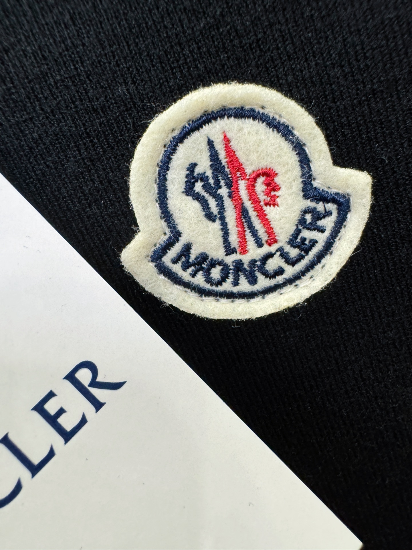 Moncler蒙口 顶级品质 2025秋冬新品短袖羊毛衫！打底短袖羊毛衫，桑蚕丝+绵羊毛面料，手感柔软。