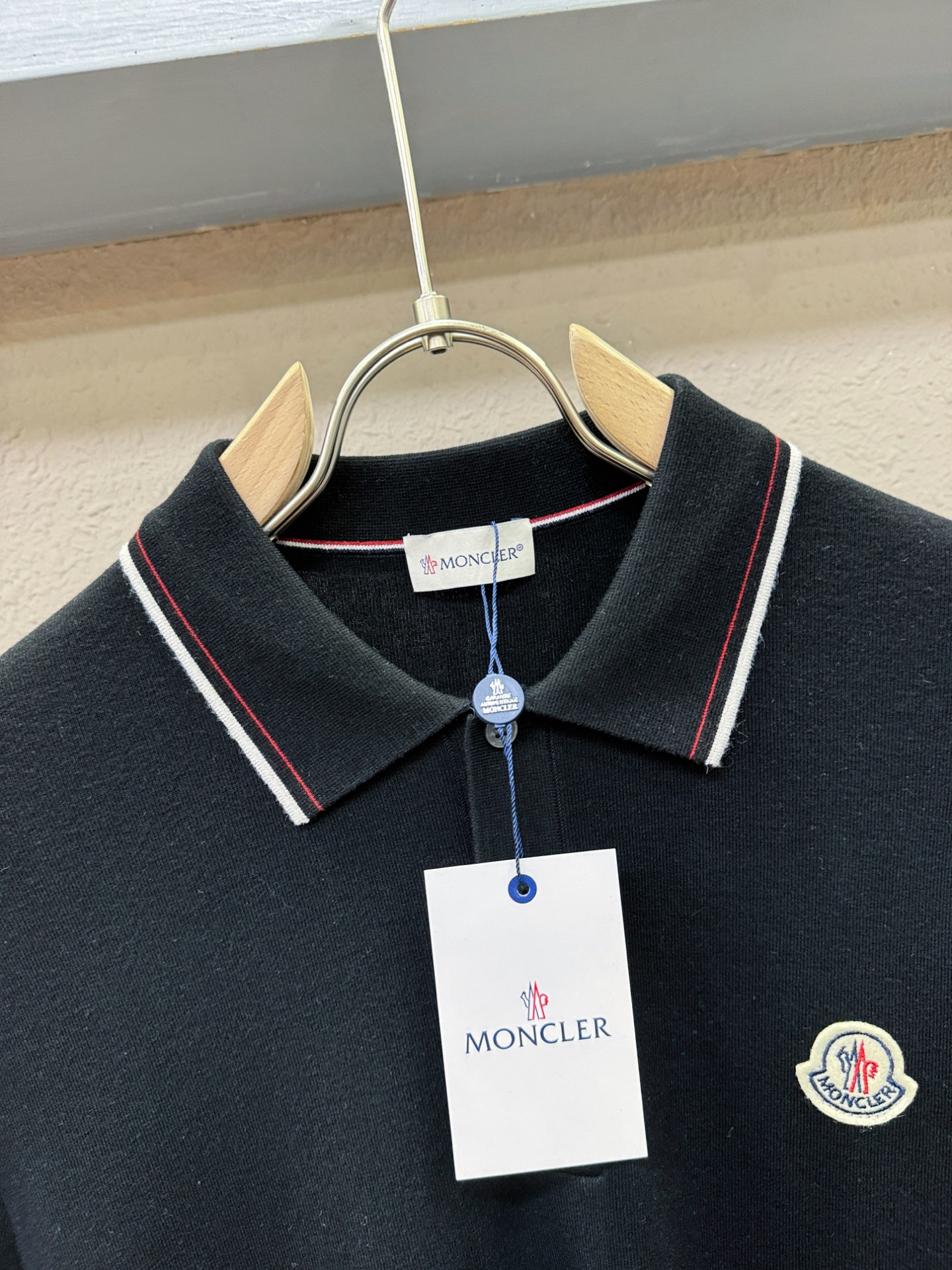 Moncler蒙口 顶级品质 2025秋冬新品短袖羊毛衫！打底短袖羊毛衫，桑蚕丝+绵羊毛面料，手感柔软。