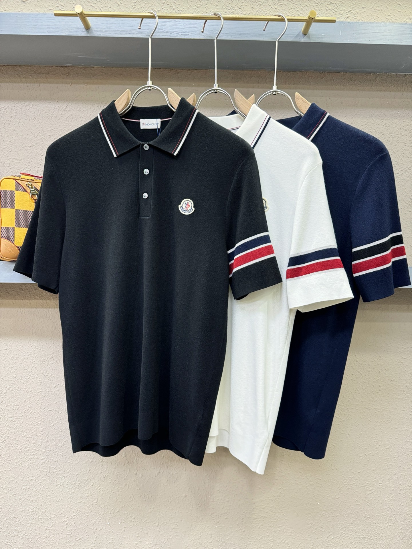 Moncler蒙口 顶级品质 2025秋冬新品短袖羊毛衫！打底短袖羊毛衫，桑蚕丝+绵羊毛面料，手感柔软。