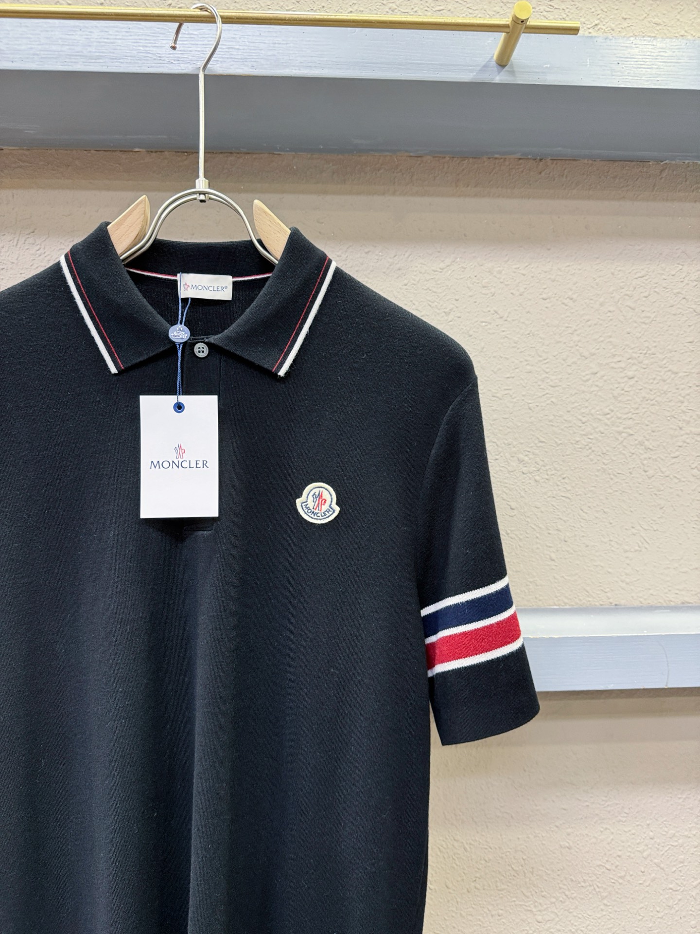 Moncler蒙口 顶级品质 2025秋冬新品短袖羊毛衫！打底短袖羊毛衫，桑蚕丝+绵羊毛面料，手感柔软。