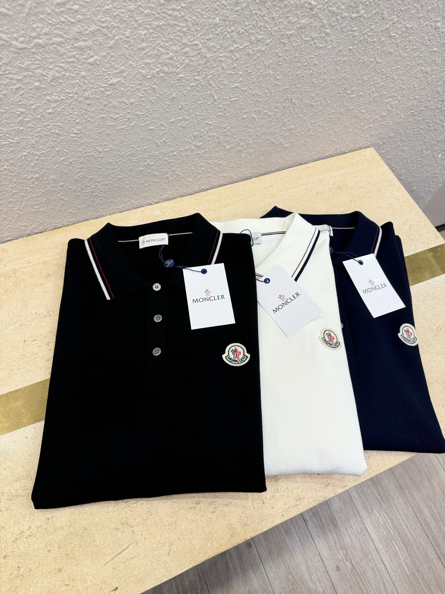 Moncler蒙口 顶级品质 2025秋冬新品短袖羊毛衫！打底短袖羊毛衫，桑蚕丝+绵羊毛面料，手感柔软。