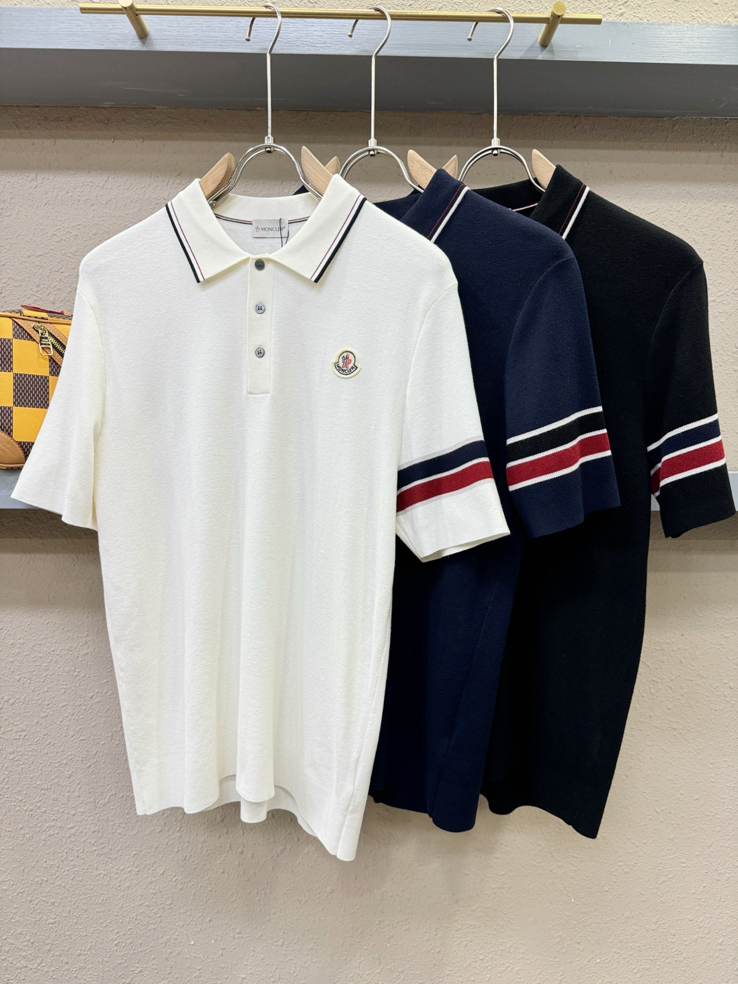 Moncler蒙口 顶级品质 2025秋冬新品短袖羊毛衫！打底短袖羊毛衫，桑蚕丝+绵羊毛面料，手感柔软。