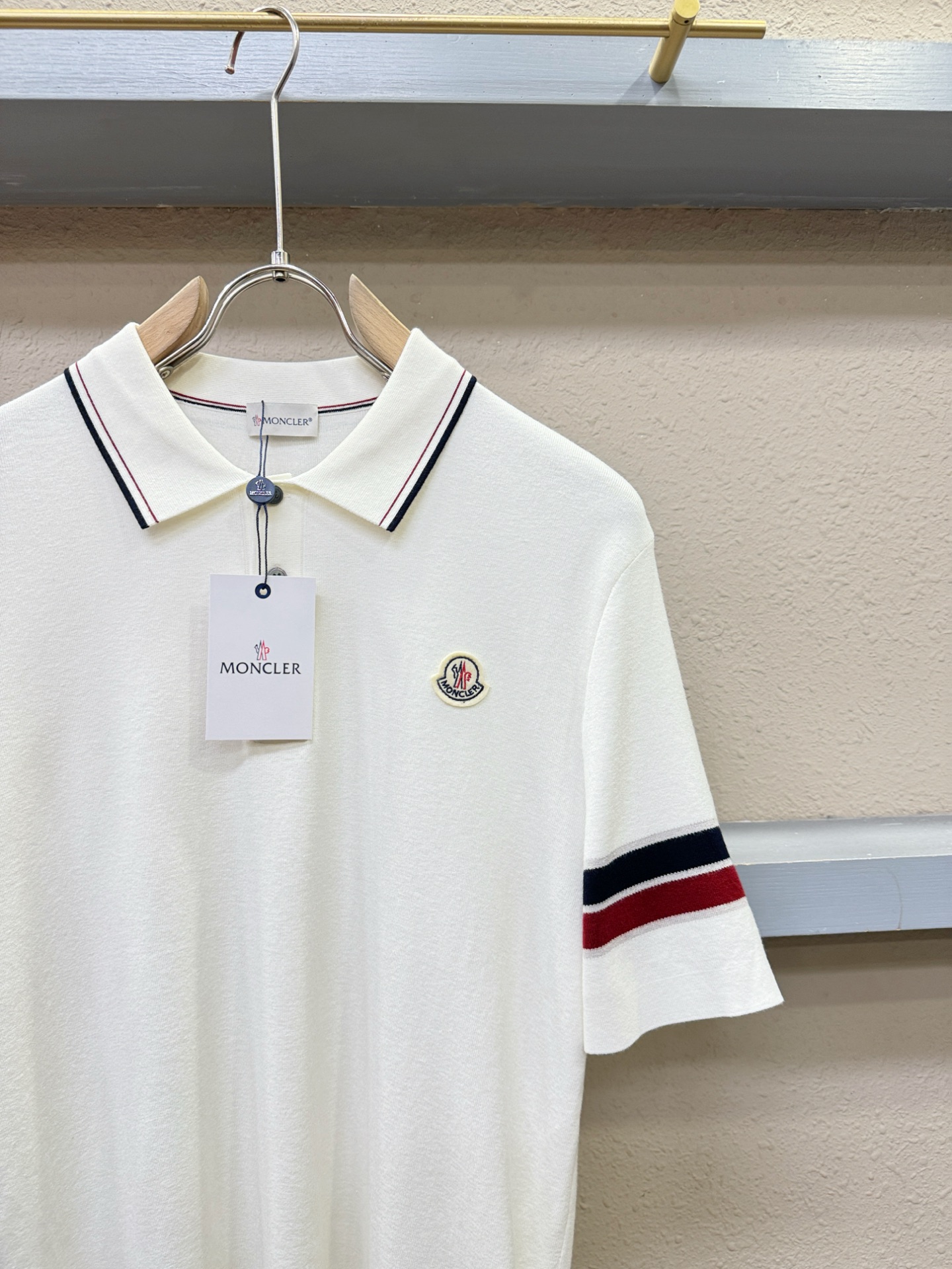 Moncler蒙口 顶级品质 2025秋冬新品短袖羊毛衫！打底短袖羊毛衫，桑蚕丝+绵羊毛面料，手感柔软。