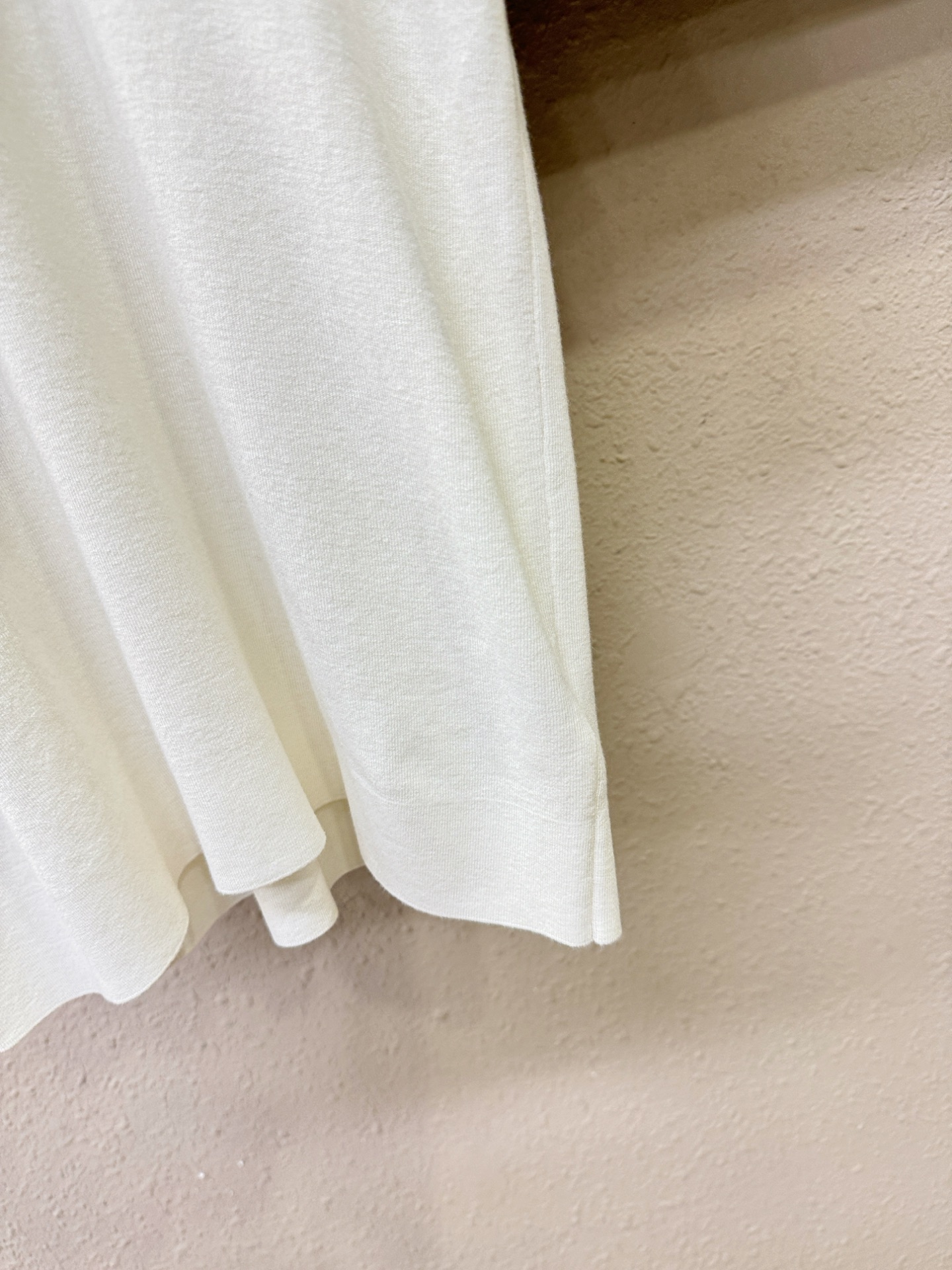 Moncler蒙口 顶级品质 2025秋冬新品短袖羊毛衫！打底短袖羊毛衫，桑蚕丝+绵羊毛面料，手感柔软。