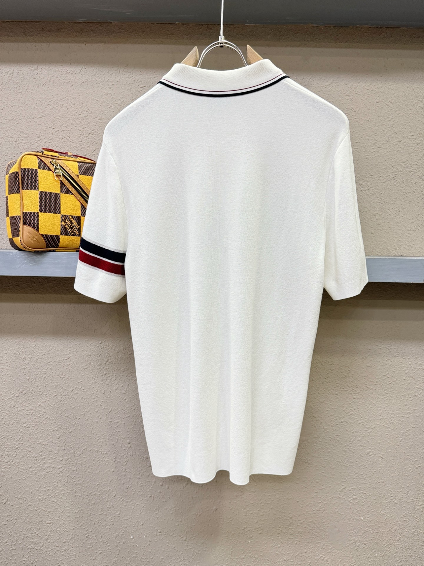 Moncler蒙口 顶级品质 2025秋冬新品短袖羊毛衫！打底短袖羊毛衫，桑蚕丝+绵羊毛面料，手感柔软。