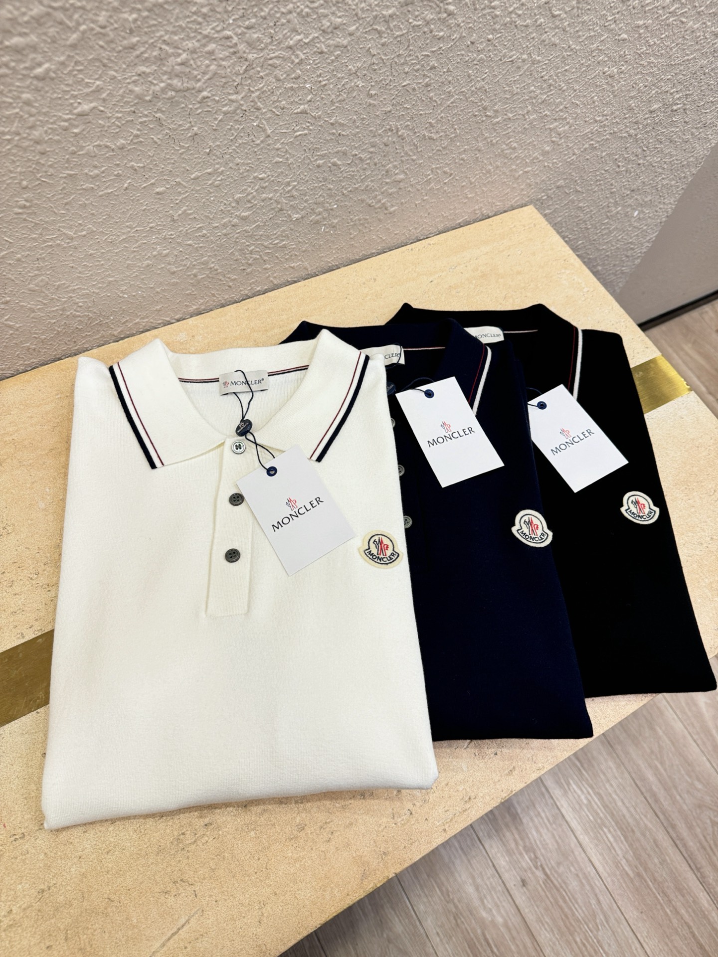 Moncler蒙口 顶级品质 2025秋冬新品短袖羊毛衫！打底短袖羊毛衫，桑蚕丝+绵羊毛面料，手感柔软。