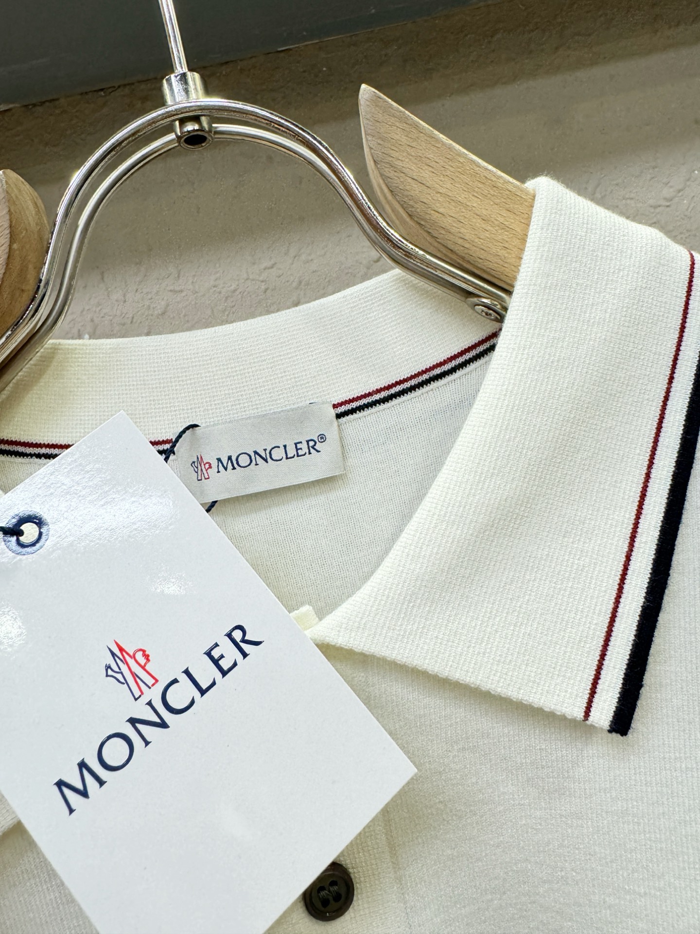 Moncler蒙口 顶级品质 2025秋冬新品短袖羊毛衫！打底短袖羊毛衫，桑蚕丝+绵羊毛面料，手感柔软。
