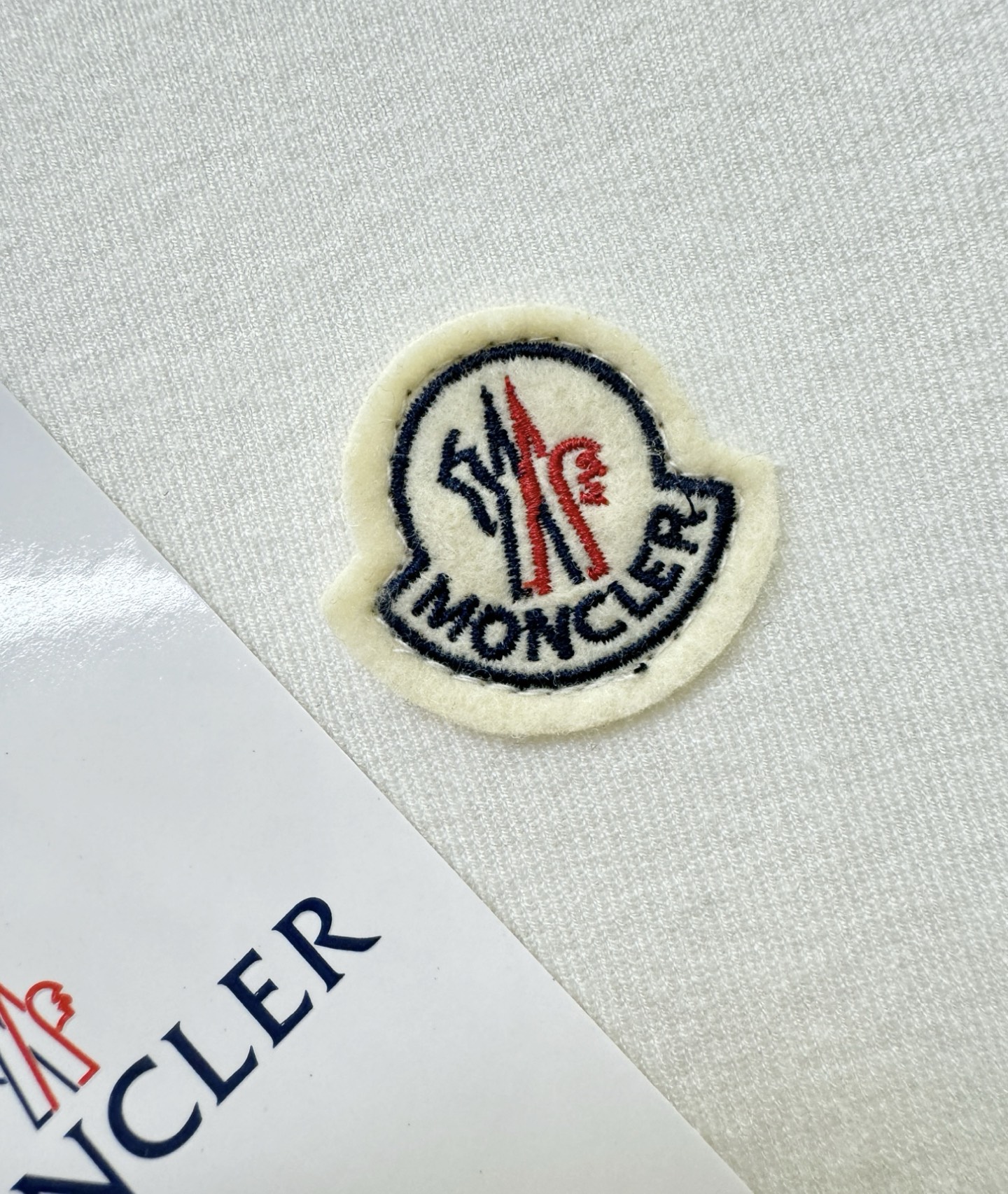 Moncler蒙口 顶级品质 2025秋冬新品短袖羊毛衫！打底短袖羊毛衫，桑蚕丝+绵羊毛面料，手感柔软。