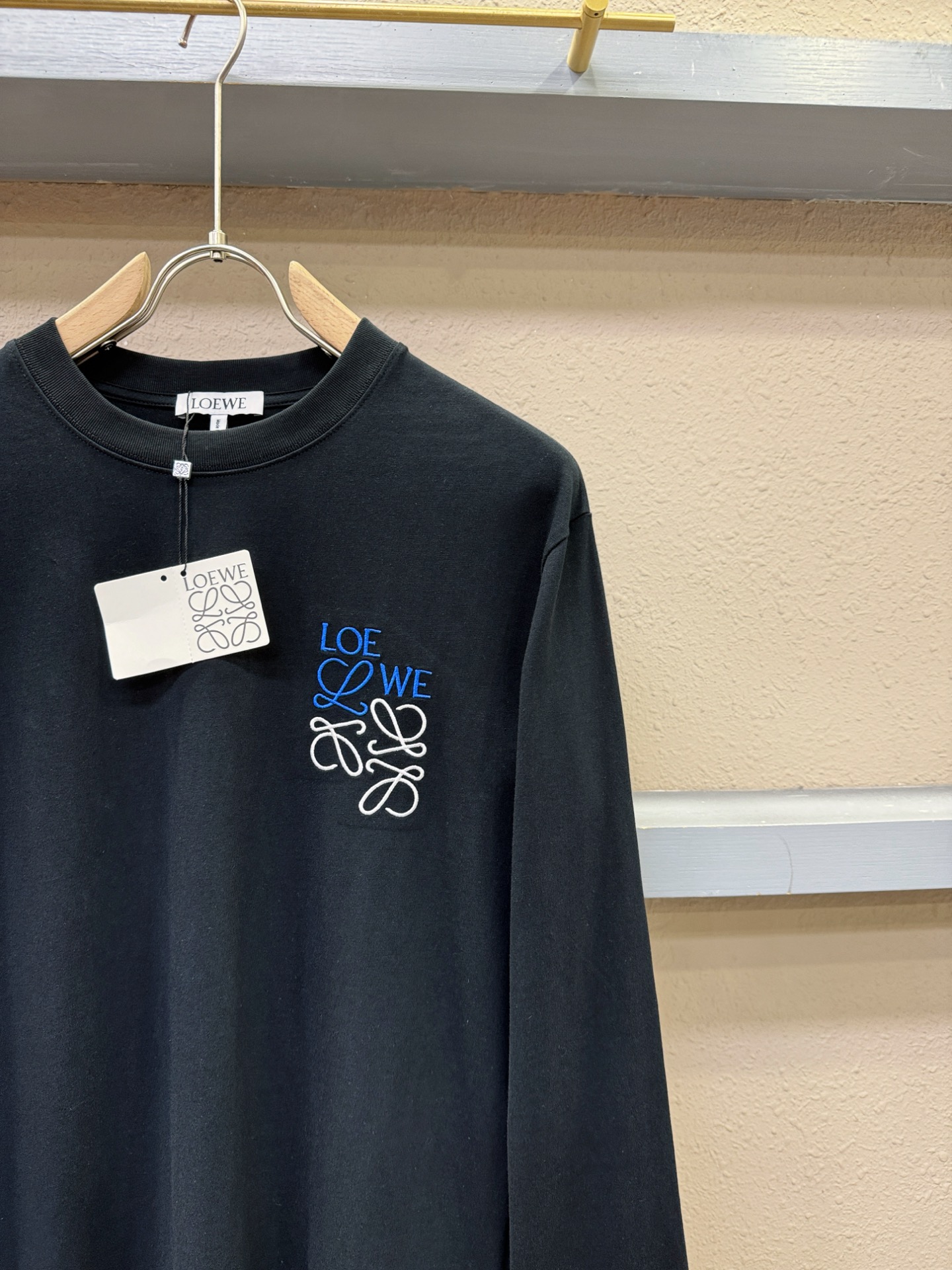 LOEWE罗意威 2025ss秋冬新品 长袖T恤，经典Logo设计，百搭款 官网同步发售 定制面料，柔软