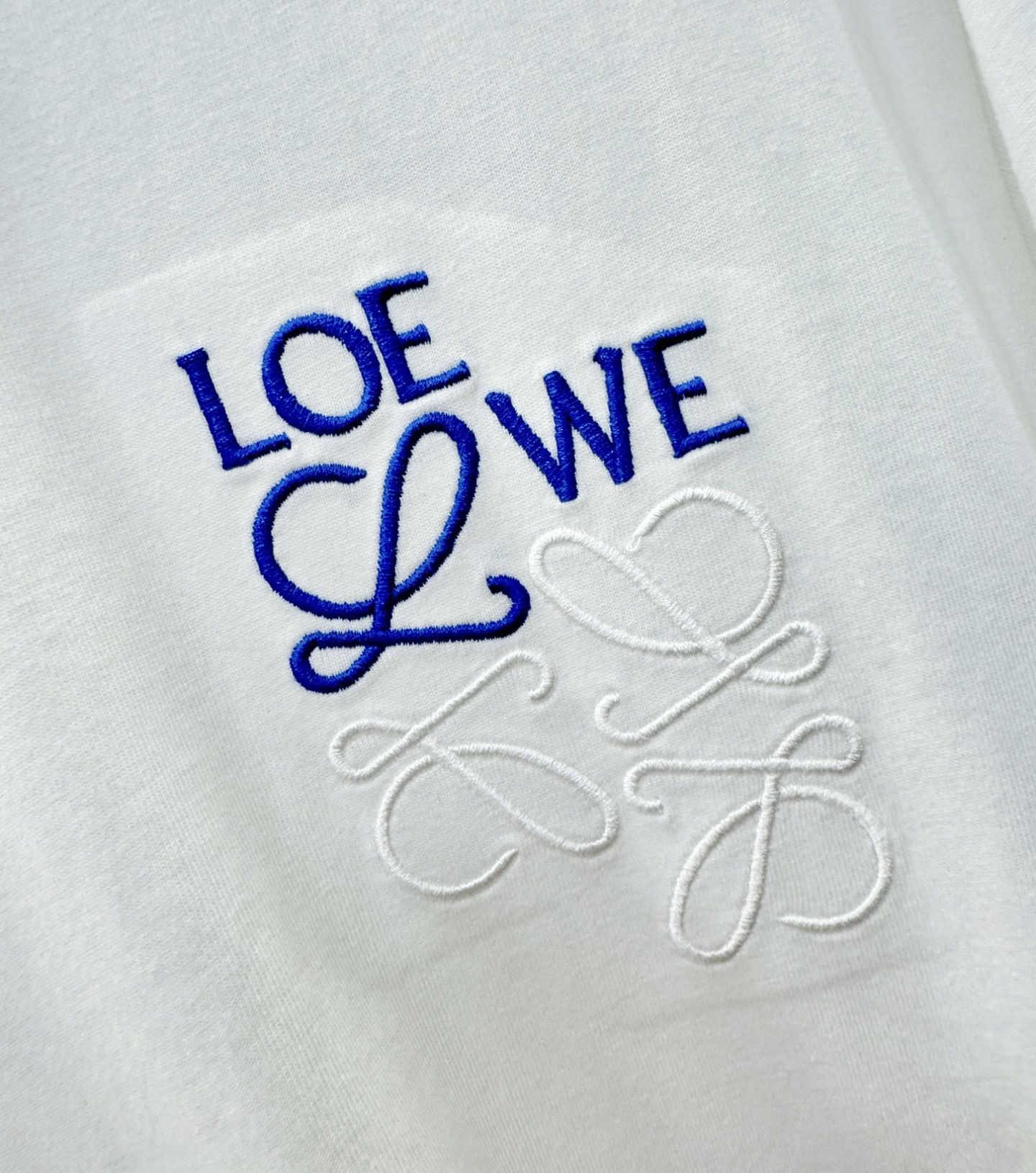 LOEWE罗意威 2025ss秋冬新品 长袖T恤，经典Logo设计，百搭款 官网同步发售 定制面料，柔软