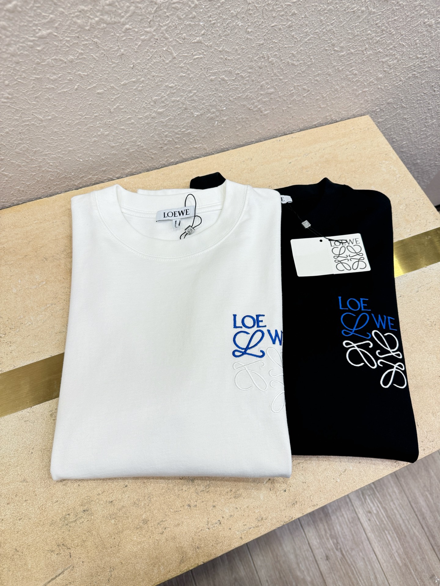 LOEWE罗意威 2025ss秋冬新品 长袖T恤，经典Logo设计，百搭款 官网同步发售 定制面料，柔软