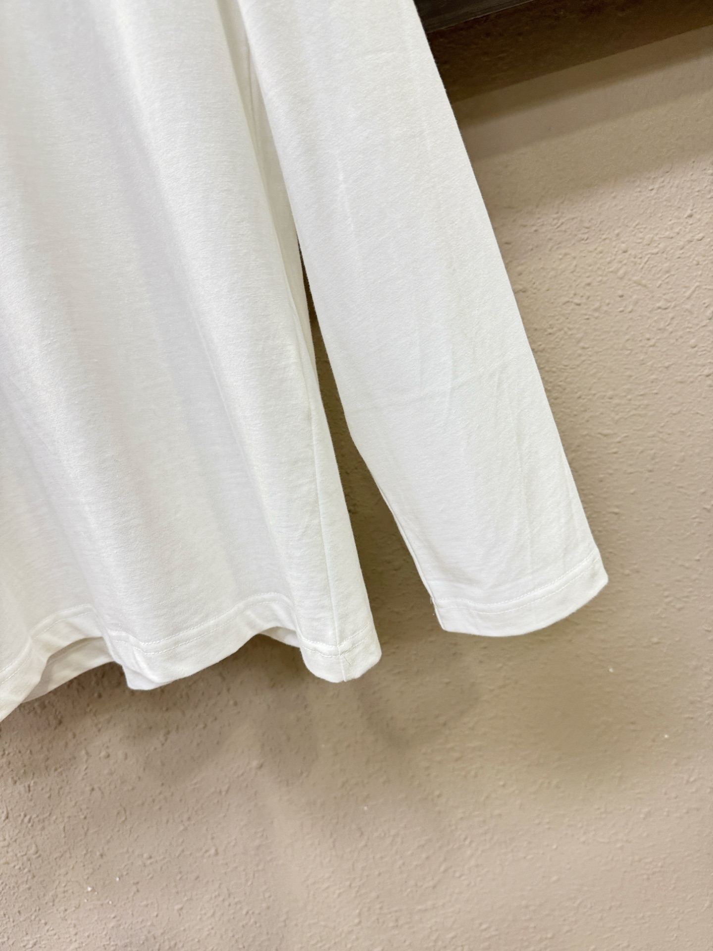 LOEWE罗意威 2025ss秋冬新品 长袖T恤，经典Logo设计，百搭款 官网同步发售 定制面料，柔软