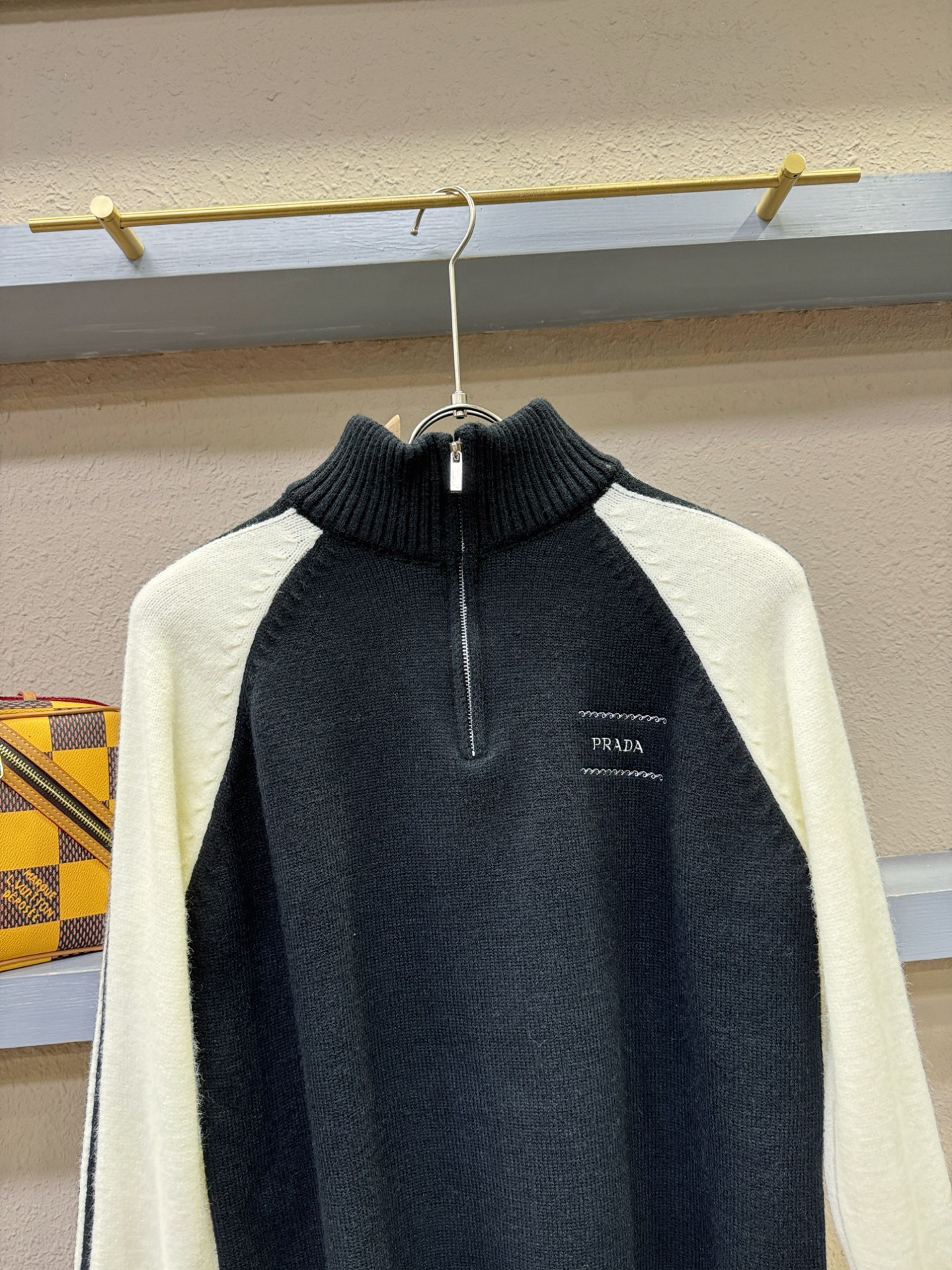 PRADA 普拉达 2025新款毛衣，精工刺绣，羊毛面料，胸前logo设计！贸易公司渠道稀出，同步官网发