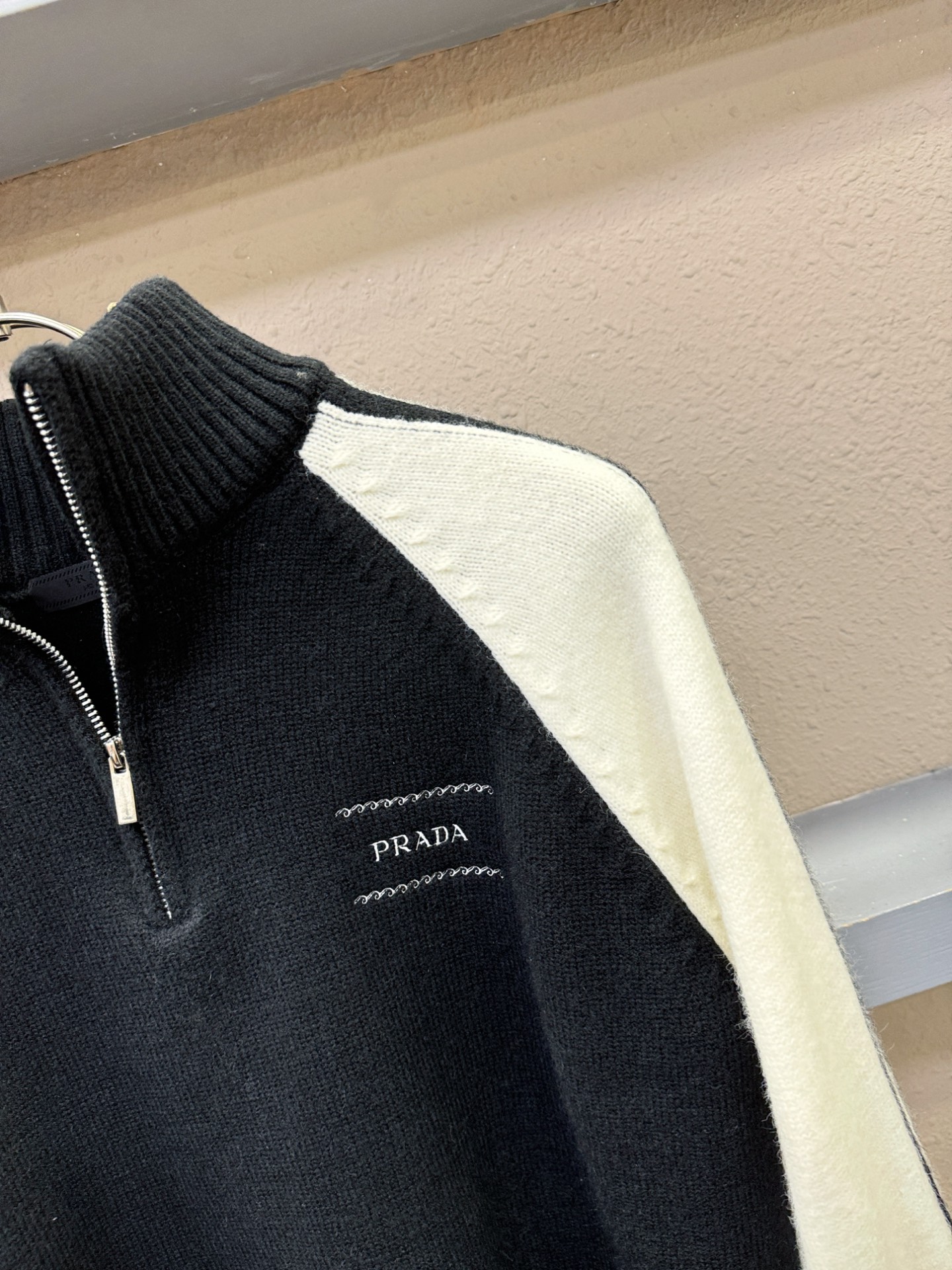 PRADA 普拉达 2025新款毛衣，精工刺绣，羊毛面料，胸前logo设计！贸易公司渠道稀出，同步官网发