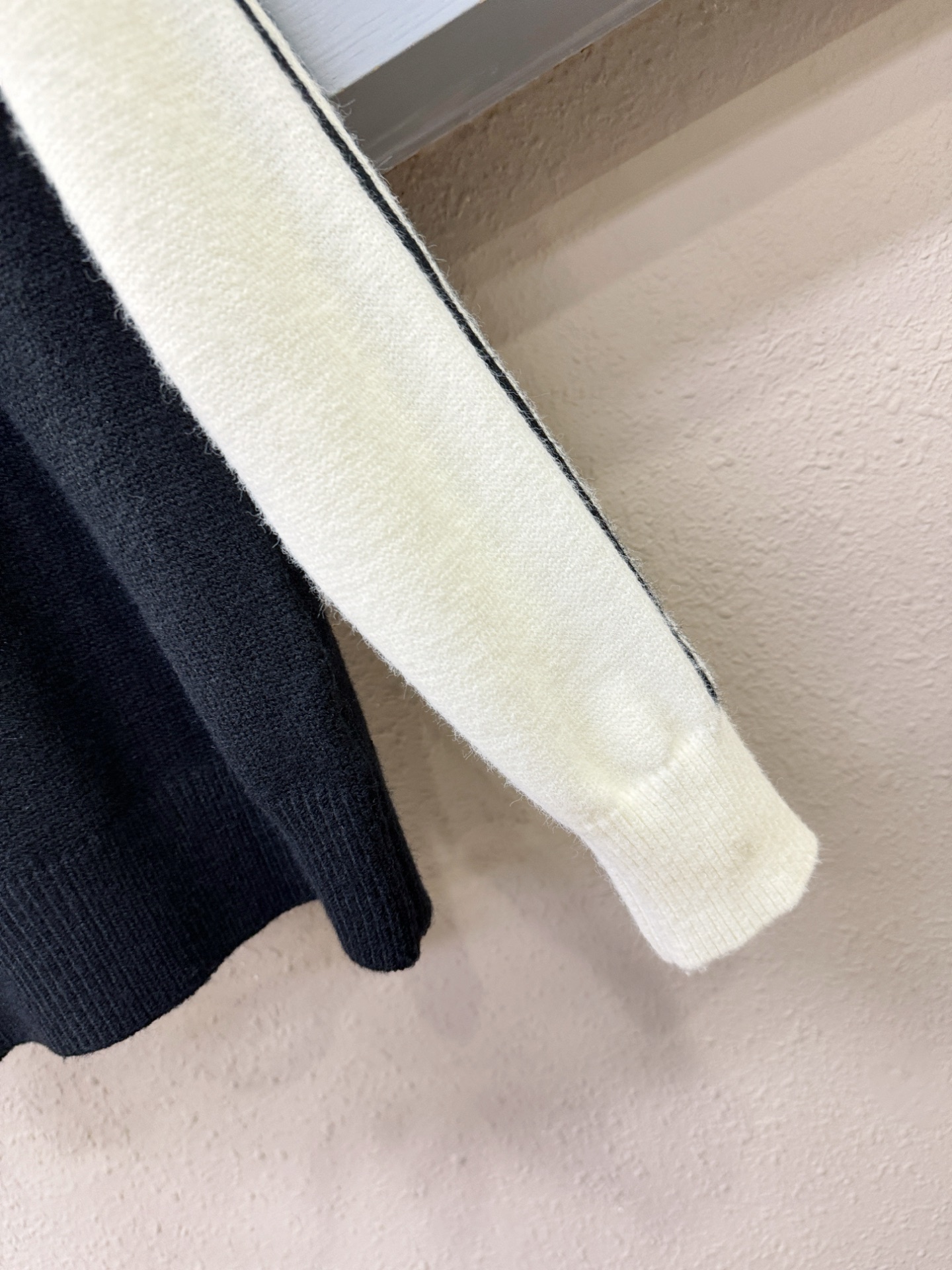 PRADA 普拉达 2025新款毛衣，精工刺绣，羊毛面料，胸前logo设计！贸易公司渠道稀出，同步官网发