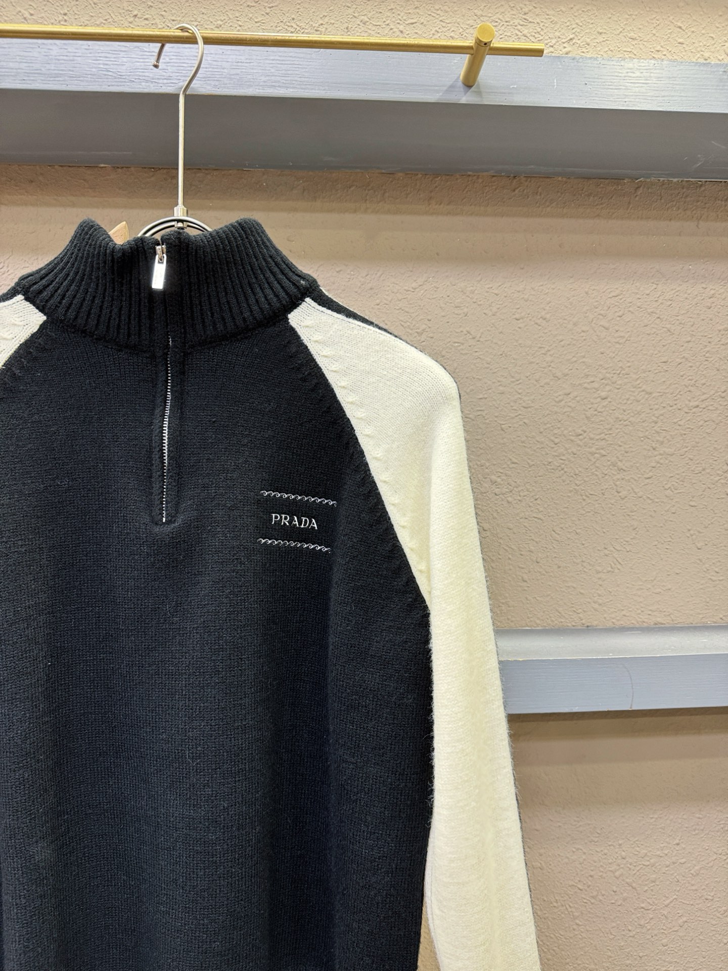 PRADA 普拉达 2025新款毛衣，精工刺绣，羊毛面料，胸前logo设计！贸易公司渠道稀出，同步官网发