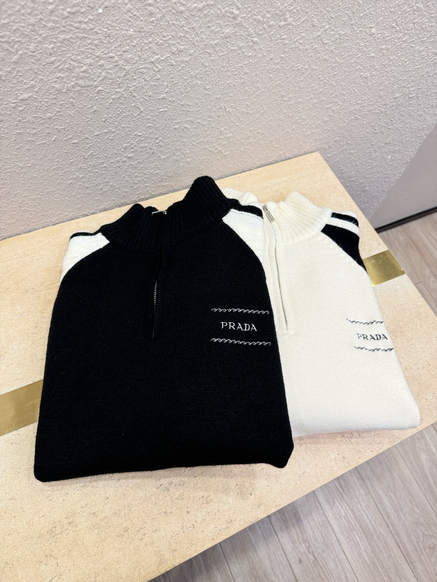 PRADA 普拉达 2025新款毛衣，精工刺绣，羊毛面料，胸前logo设计！贸易公司渠道稀出，同步官网发