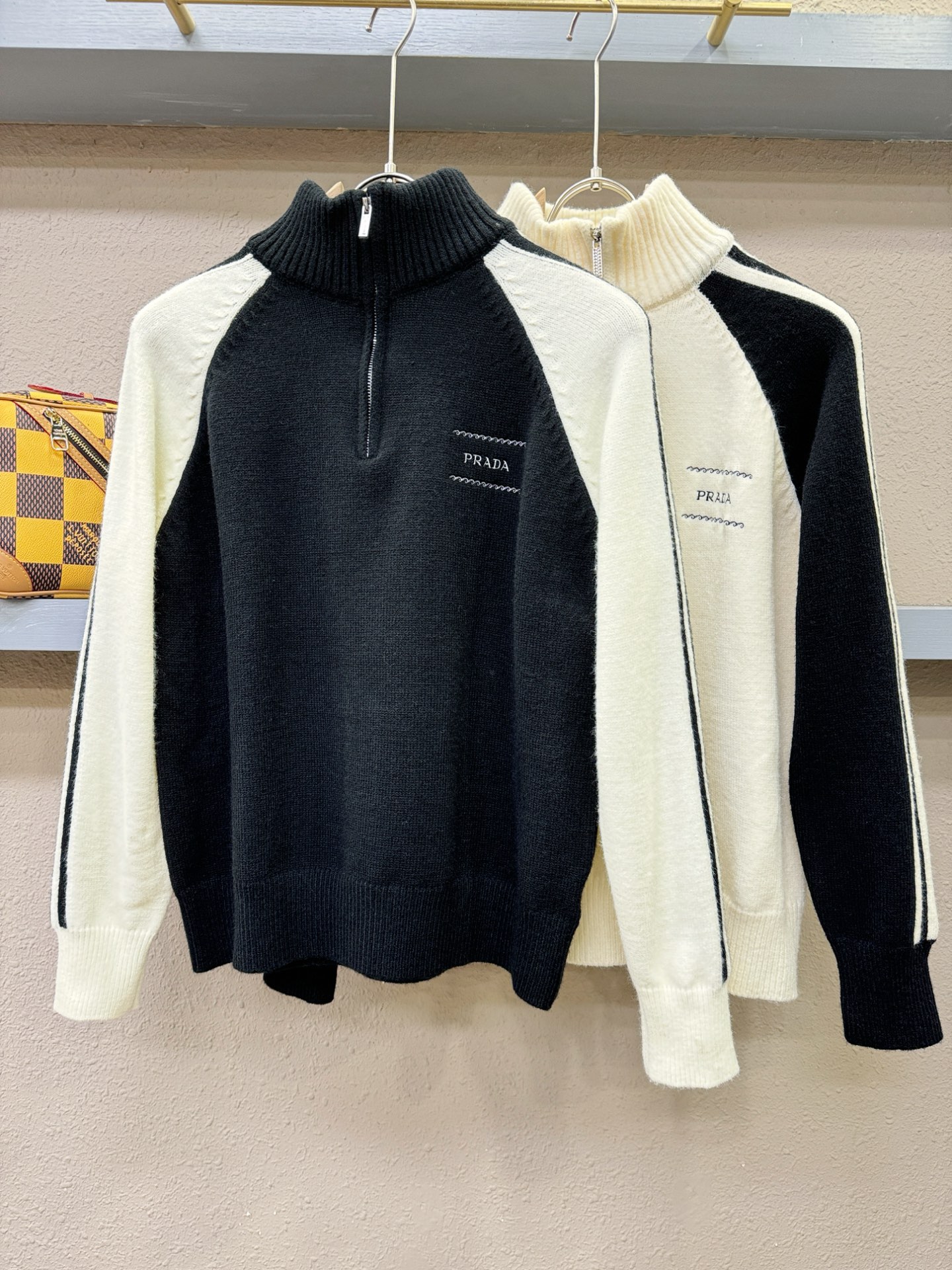 PRADA 普拉达 2025新款毛衣，精工刺绣，羊毛面料，胸前logo设计！贸易公司渠道稀出，同步官网发