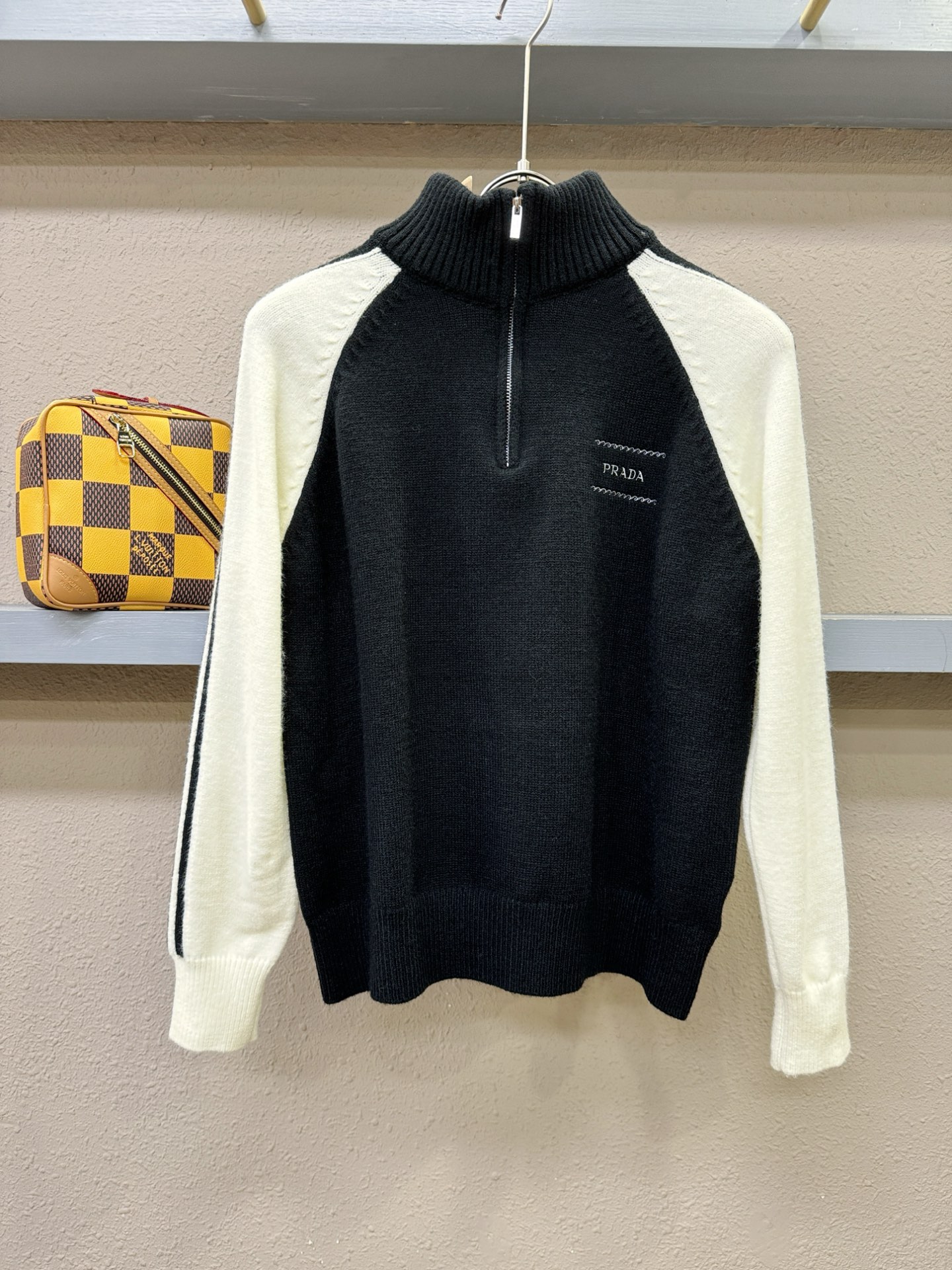 PRADA 普拉达 2025新款毛衣，精工刺绣，羊毛面料，胸前logo设计！贸易公司渠道稀出，同步官网发